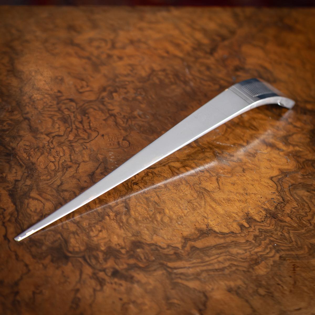 Ein englischer Brieföffner aus massivem Silber des 20. Jahrhunderts von Asprey & Co LTD. Dieser besondere Brieföffner hat einen sehr eigenartigen Zusatz, der in den Griff eingebaut ist: ein kleines Glasfenster, in dem der Benutzer Briefmarken