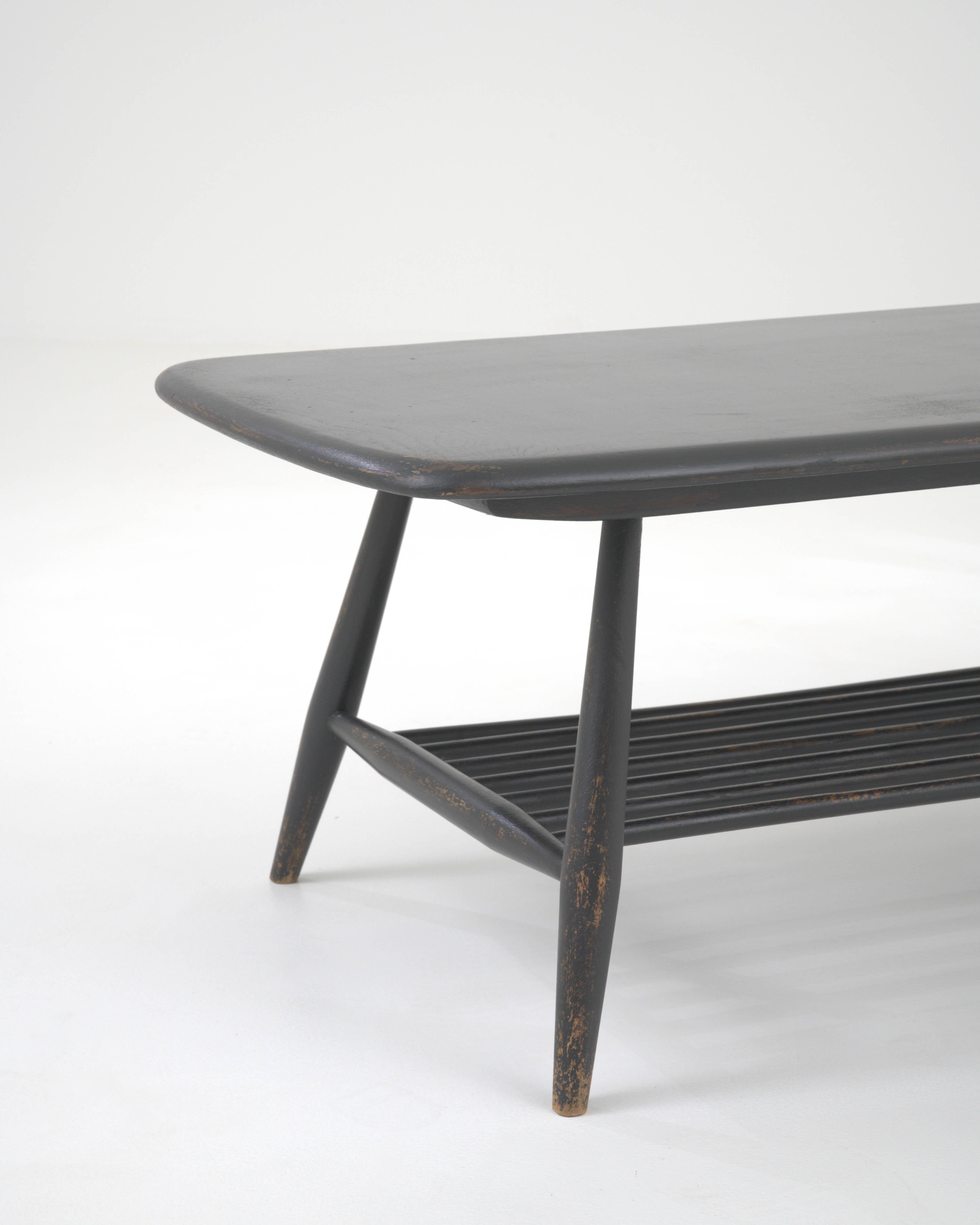 20th Century British Wooden Patinated Coffee Table For Sale 3