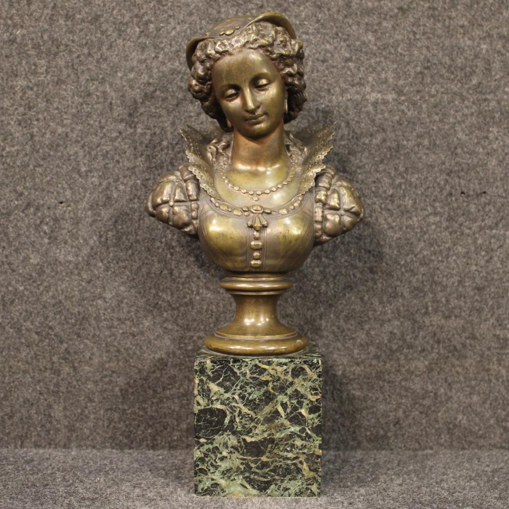 Italian sculpture from the first half of the 20th century. Chiseled bronze object depicting a bust of a noblewoman with a marble base. Beautifully decorated sculpture, for antique dealers and collectors, in patina. In good state of conservation.
