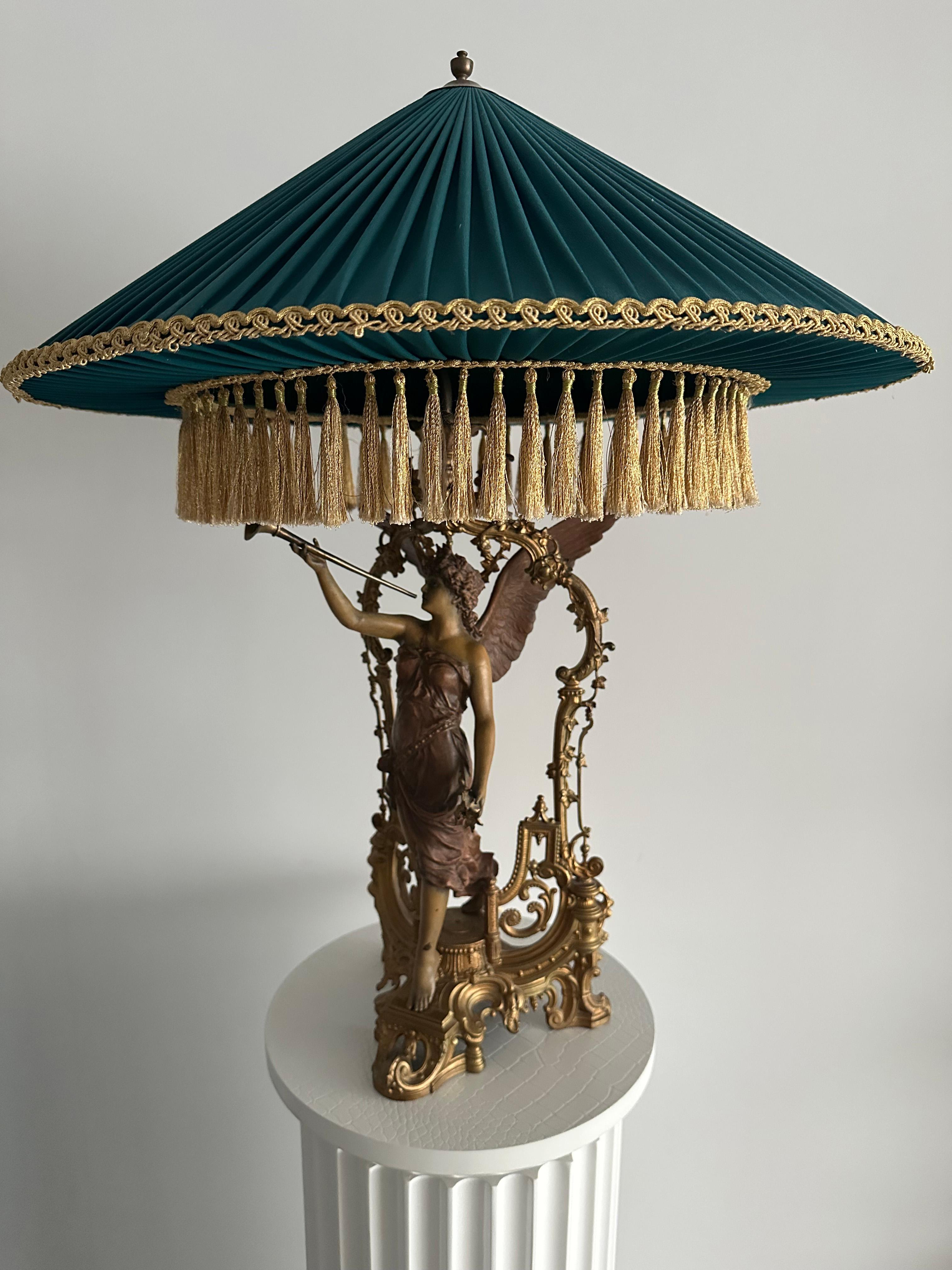 Lámpara de Sobremesa Estilo Barroco Bronce con Pantalla, en Stock
Añade un toque de elegancia y sofisticación a cualquier habitación con nuestra impresionante Lámpara de Mesa Bronce. Esta hermosa lámpara presenta una pantalla única y está diseñada