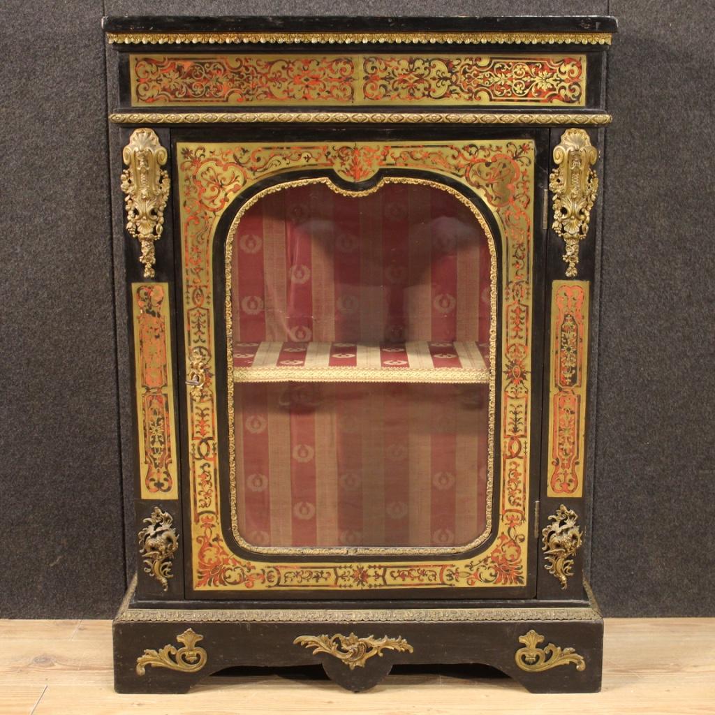 French sideboard from the mid-20th century. Furniture in inlaid ebonized wood with brass and adorned with decorations in gilded and chiseled bronze in Boulle style. Sideboard with one door, complete with working key, equipped with an internal shelf.