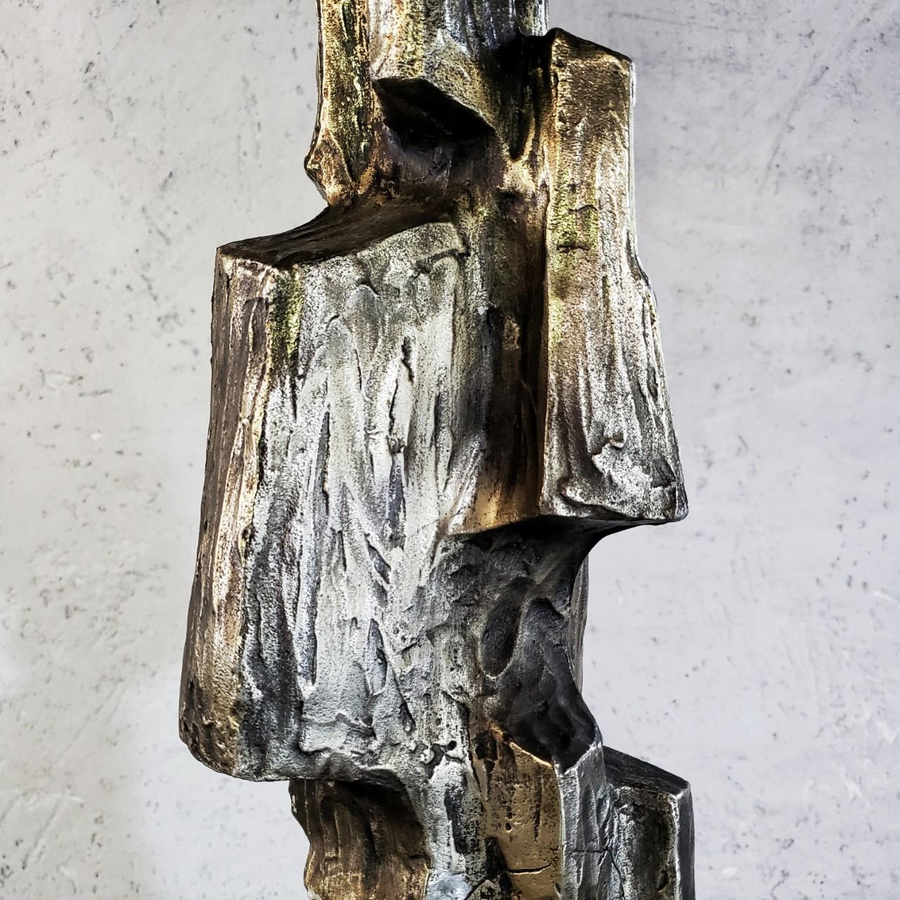 Brutalistische Lampe aus Bronze des 20.

Abmessungen: 
Höhe ohne Lampenschirm: 38.5