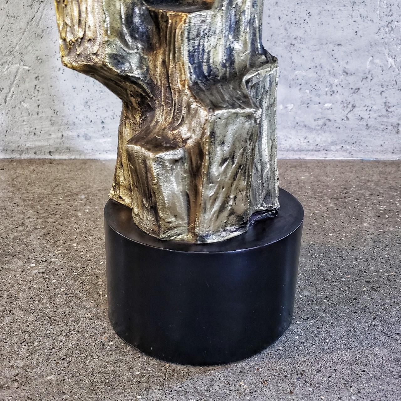 Mid-Century Modern Lampe brutaliste en bronze du 20e siècle avec abat-jour personnalisé en vente