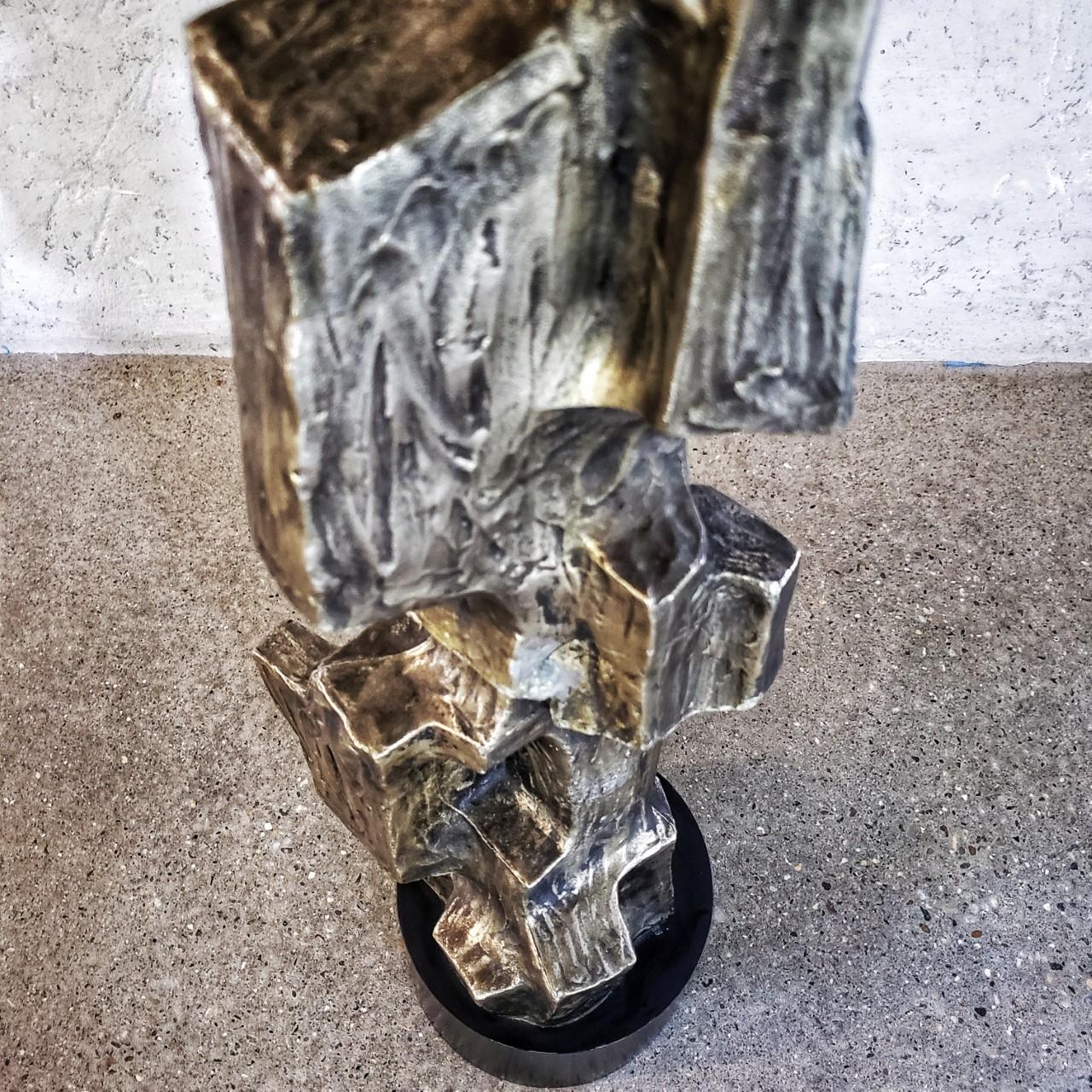 Lampe brutaliste en bronze du 20e siècle avec abat-jour personnalisé Bon état - En vente à Chicago, IL