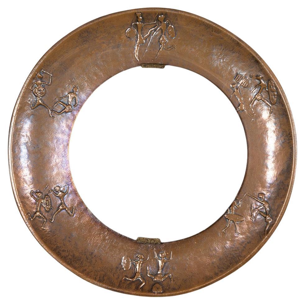 Auffallend großer runder brutalistischer Spiegel aus der Mitte des 20. Jahrhunderts mit einem breiten bronzierten Kupferrahmen, der etruskische Figuren in Relief darstellt. Ein echter Gesprächsstoff.

Zustand
In großem Zustand - Verschleiß im