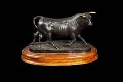 Toro in bronzo del XX secolo con corna dorate di Ignacio GALLO