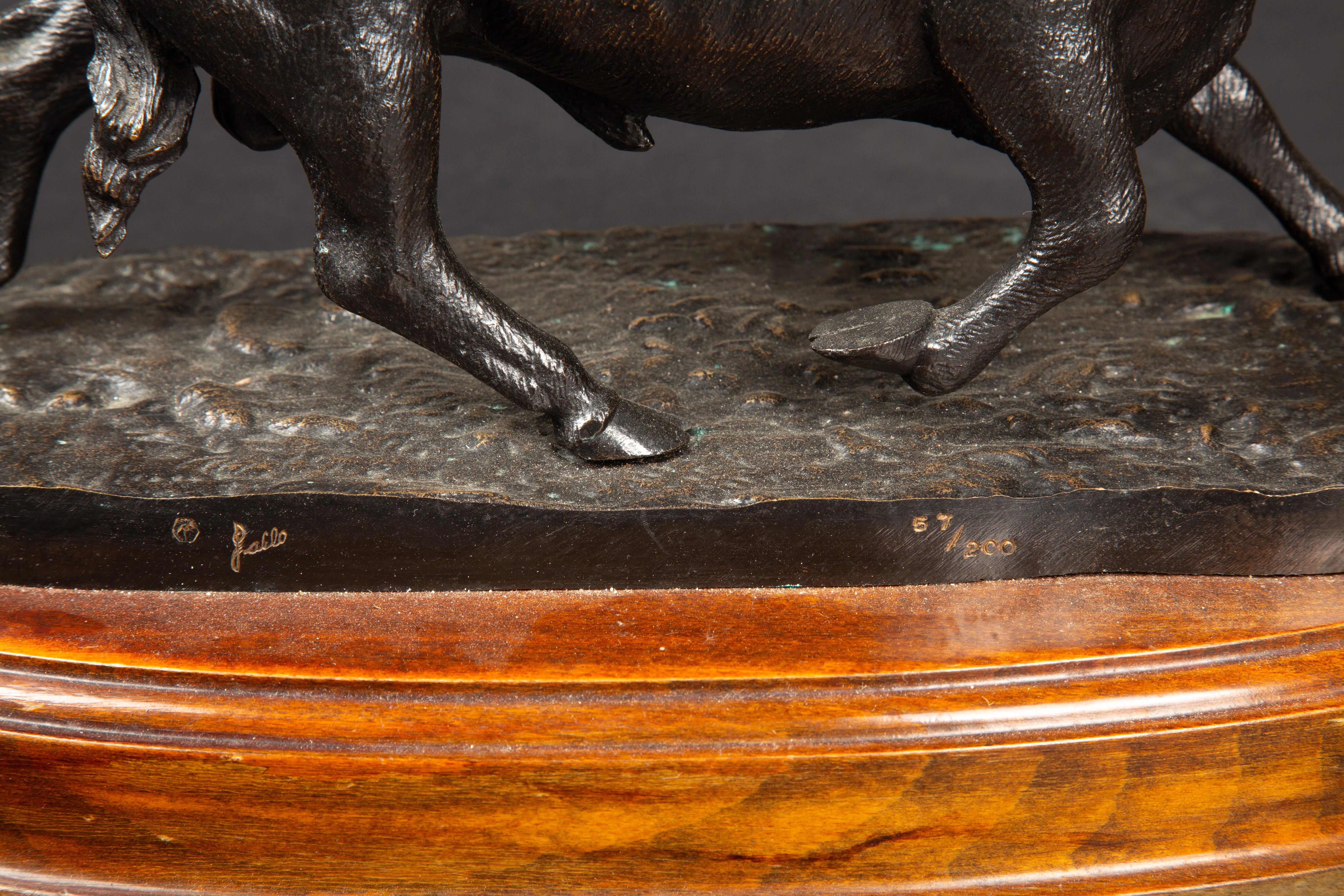Français Bull avec cornes dorées d'Ignacio GALLO, 20ème siècle en vente