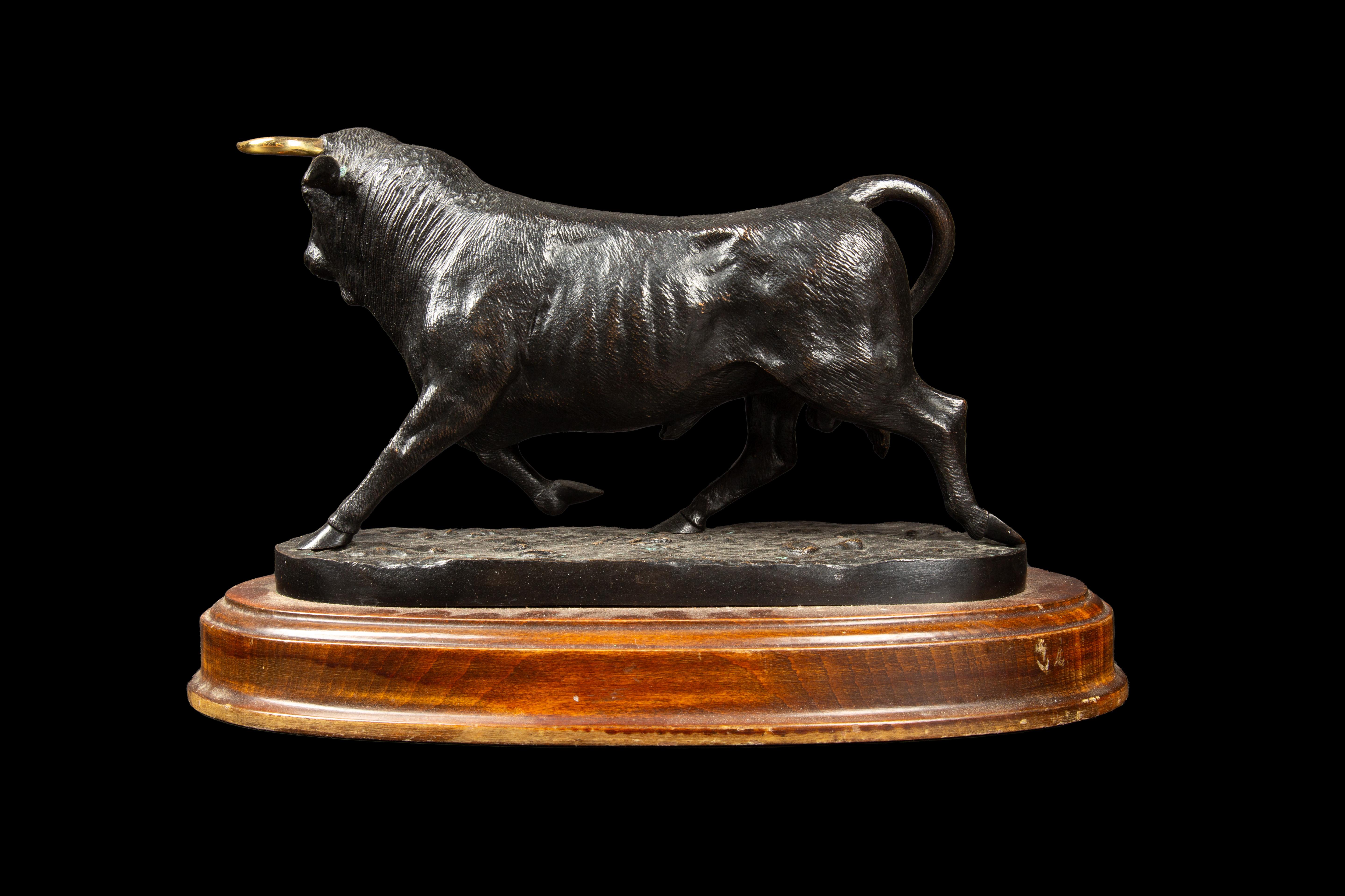 Bull avec cornes dorées d'Ignacio GALLO, 20ème siècle Excellent état - En vente à New York, NY
