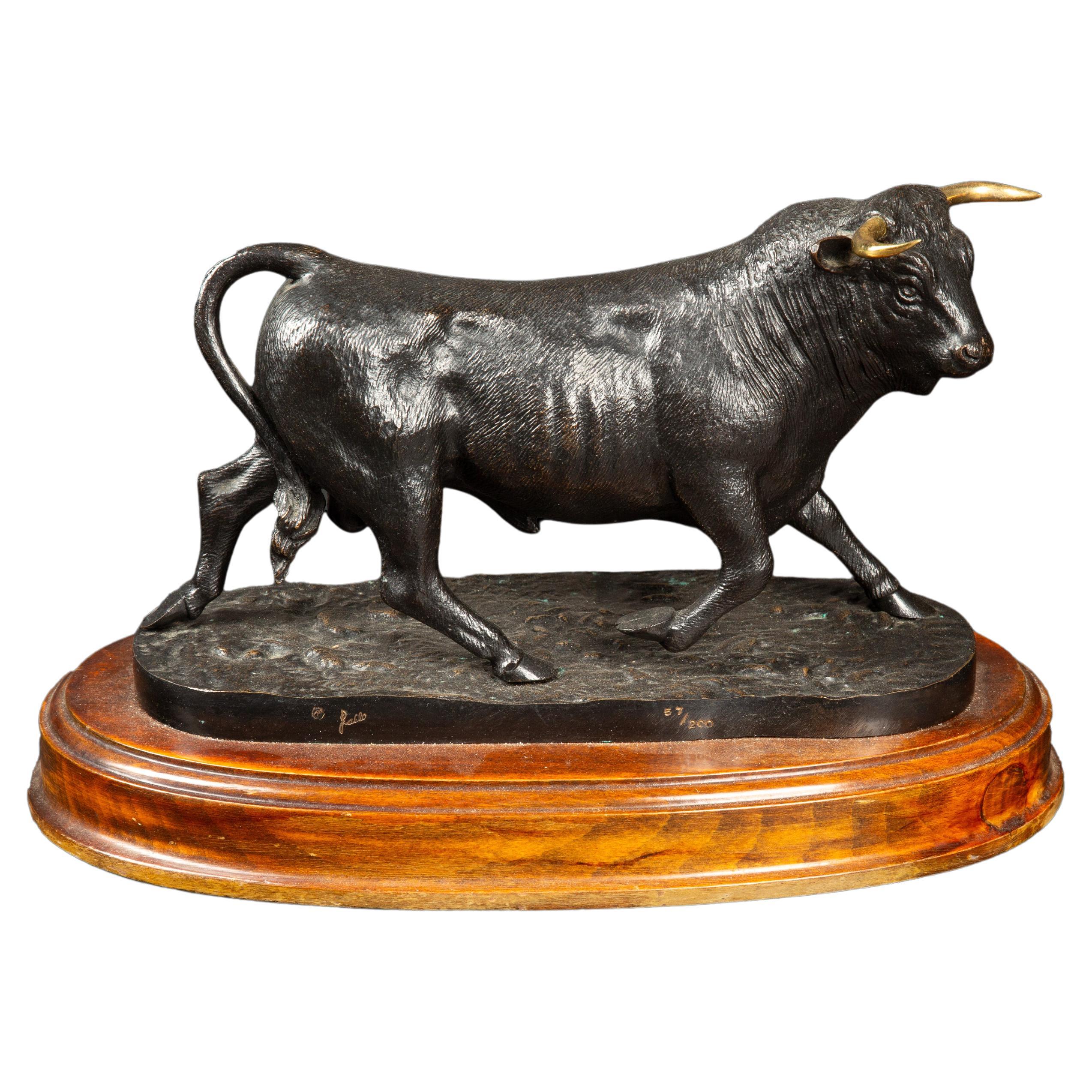 Stier aus Bronze des 20. Jahrhunderts mit vergoldeten Hornen von Ignacio GALLO im Angebot