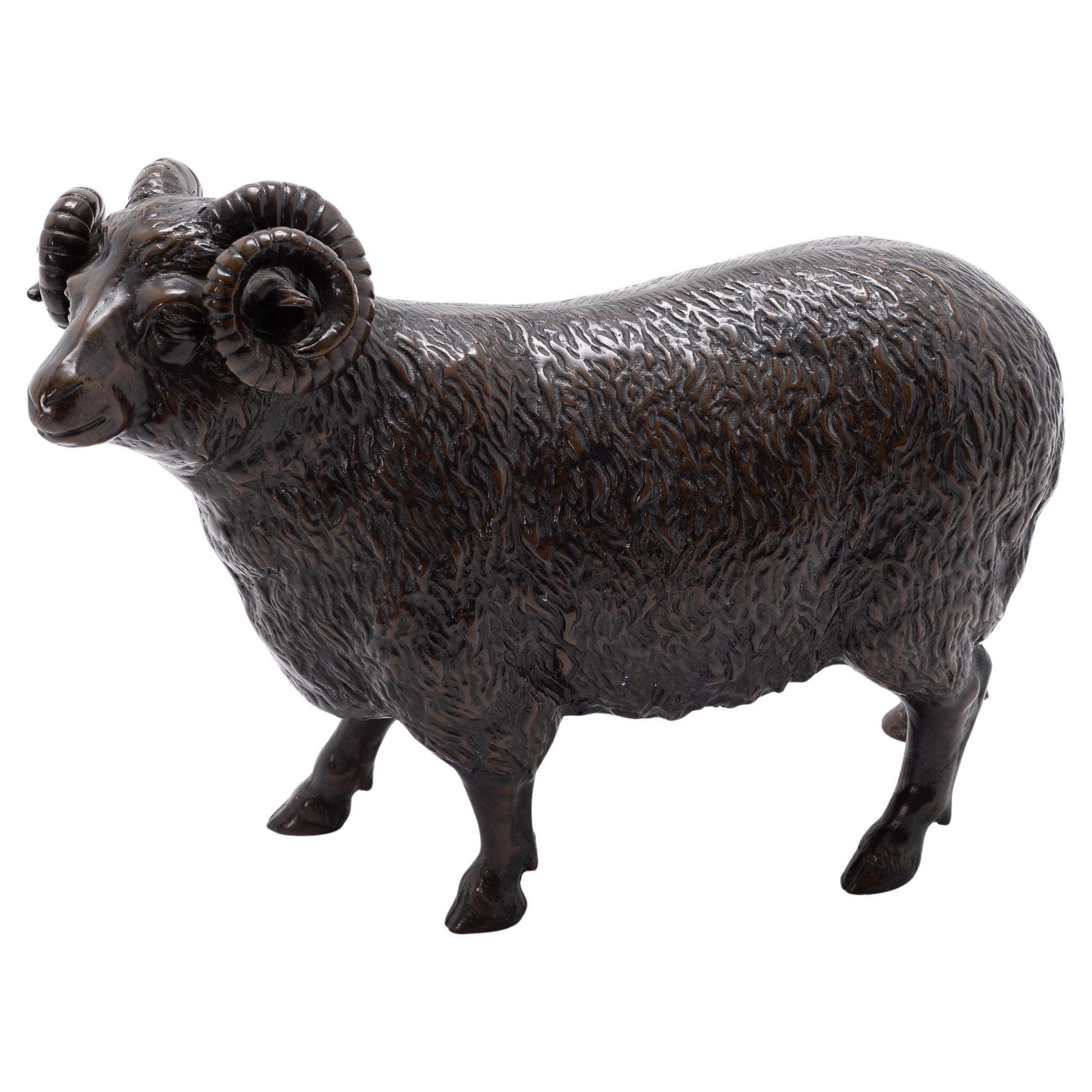 xXe siècle Mouton en corne d'Exmoor en bronze anglais. Cette race est un descendant de moutons qui ont erré dans les landes pendant plusieurs centaines d'années. Pièce de sol décorative en bronze, lourde et presque grandeur nature.