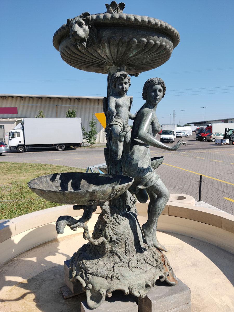 An old, free-standing fountain, decorated with a very effective, classicistic iconographic program.
Apart from a beautiful and stylistically coherent composition of the whole, particularly noteworthy is a large, masterfully sculpted figure of a