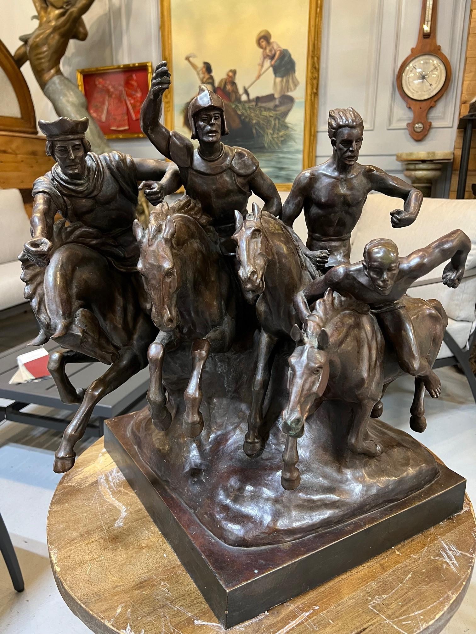 Bronze de la fin du 20e siècle représentant quatre cavaliers, que je crois être les quatre cavaliers de l'Apocalypse.  La sculpture est signée et datée Dunwiddie 1980. Charlotte Dunwiddie est née à Strasbourg le 19 juin 1907. Elle a étudié à Berlin,