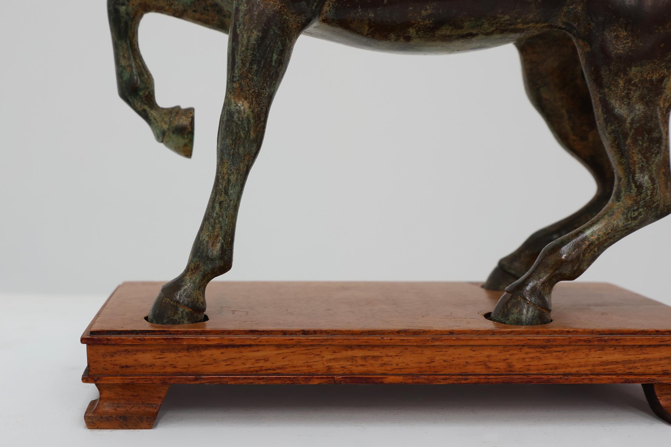20° secolo Scultura di cavallo in bronzo su base di legno, Francia ca. 1960 4