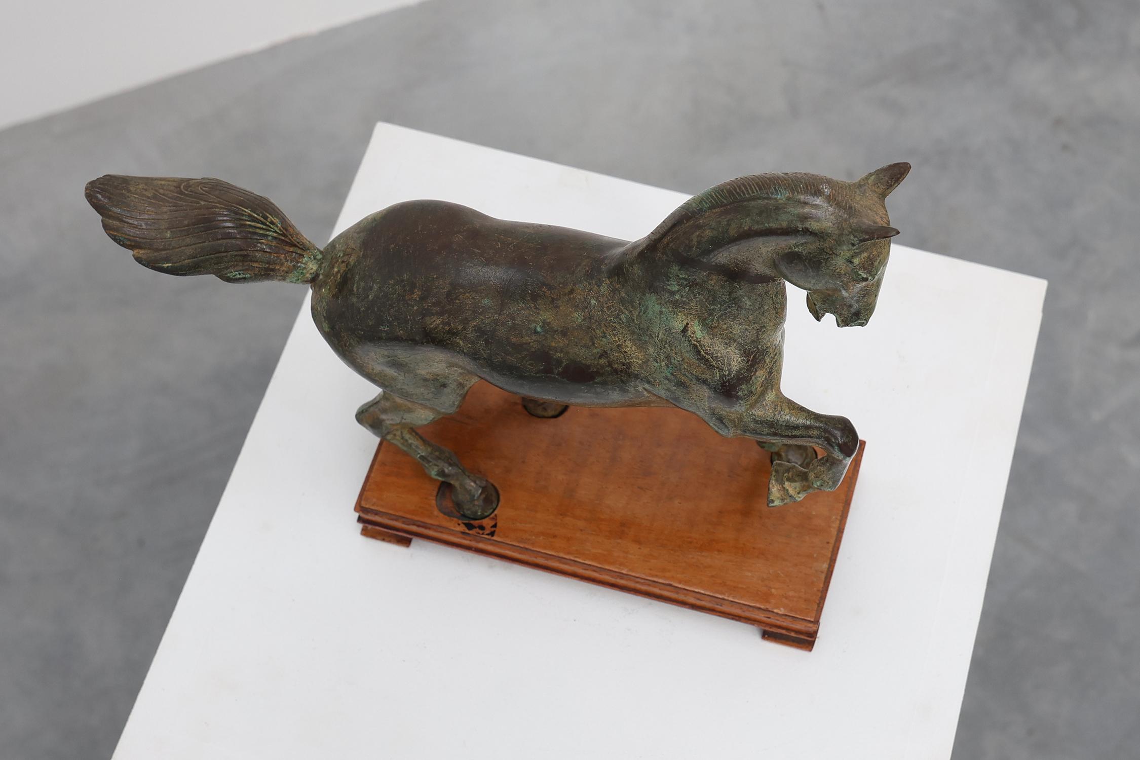 20° secolo Scultura di cavallo in bronzo su base di legno, Francia ca. 1960 7