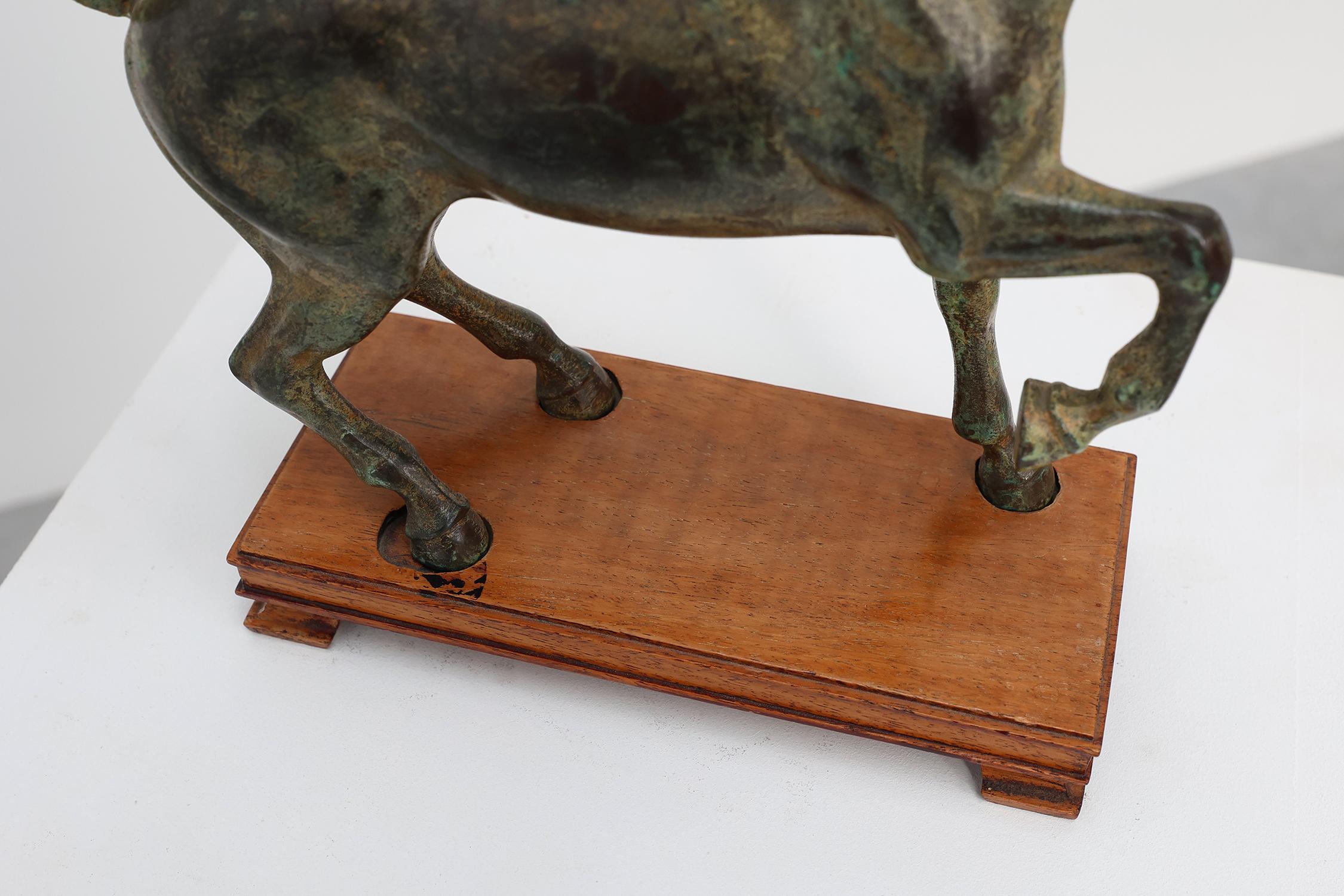 20° secolo Scultura di cavallo in bronzo su base di legno, Francia ca. 1960 8