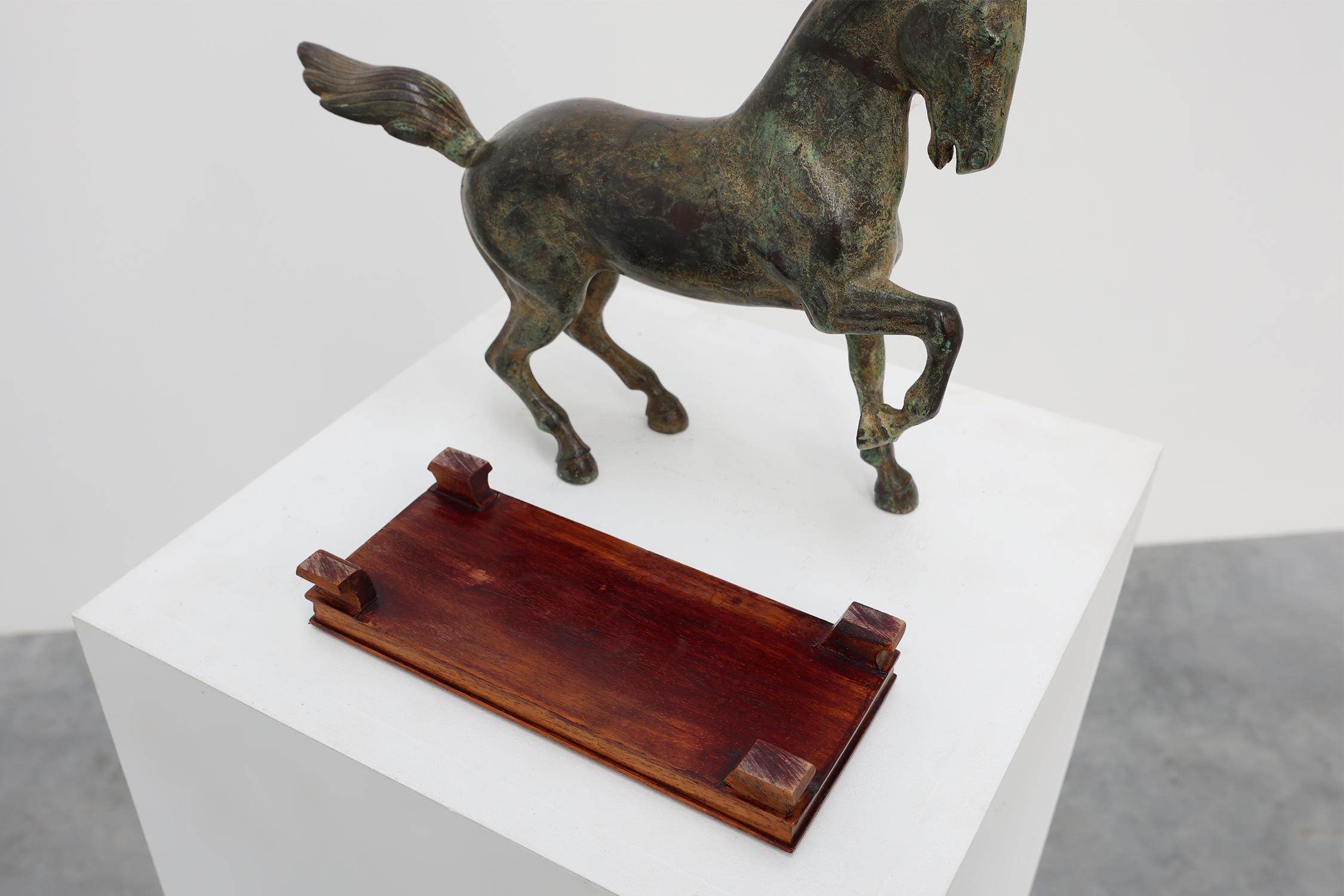 20° secolo Scultura di cavallo in bronzo su base di legno, Francia ca. 1960 10