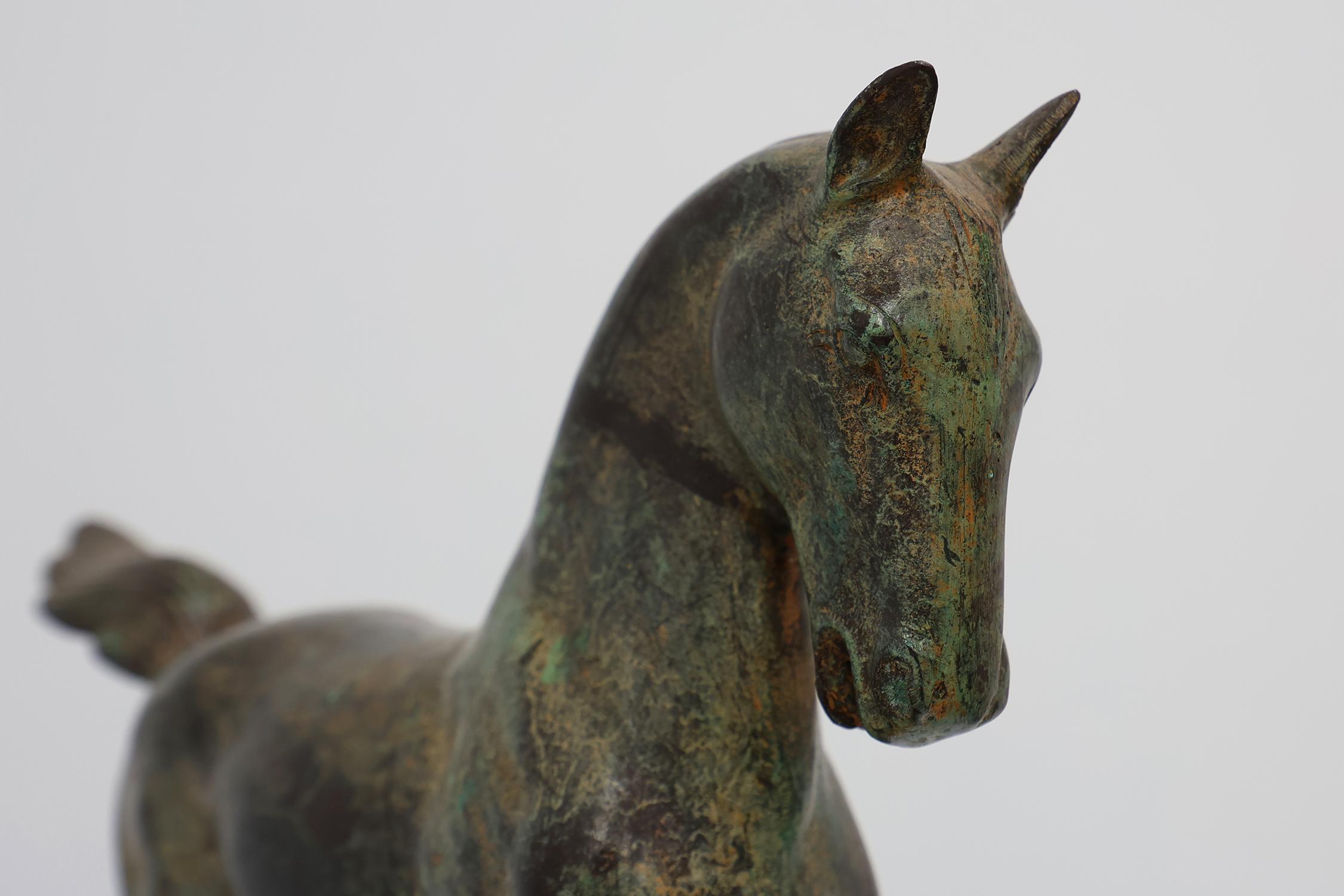 20° secolo Scultura di cavallo in bronzo su base di legno, Francia ca. 1960 In condizioni buone a Meulebeke, BE
