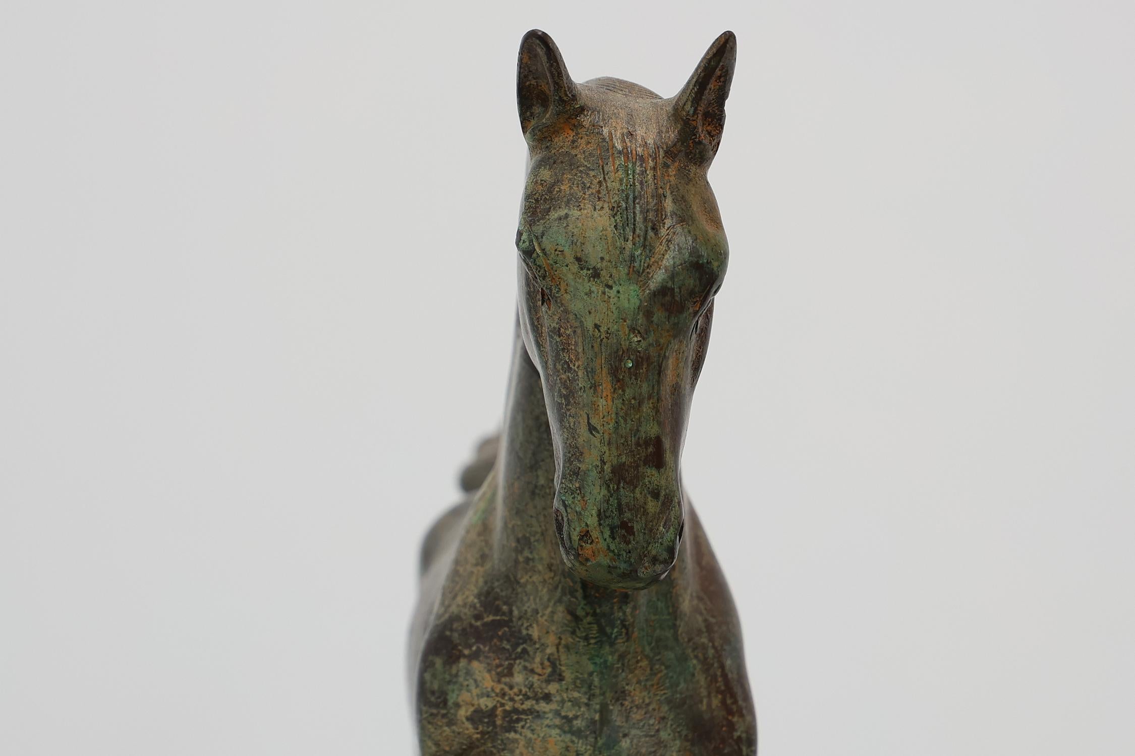 Bronzo 20° secolo Scultura di cavallo in bronzo su base di legno, Francia ca. 1960