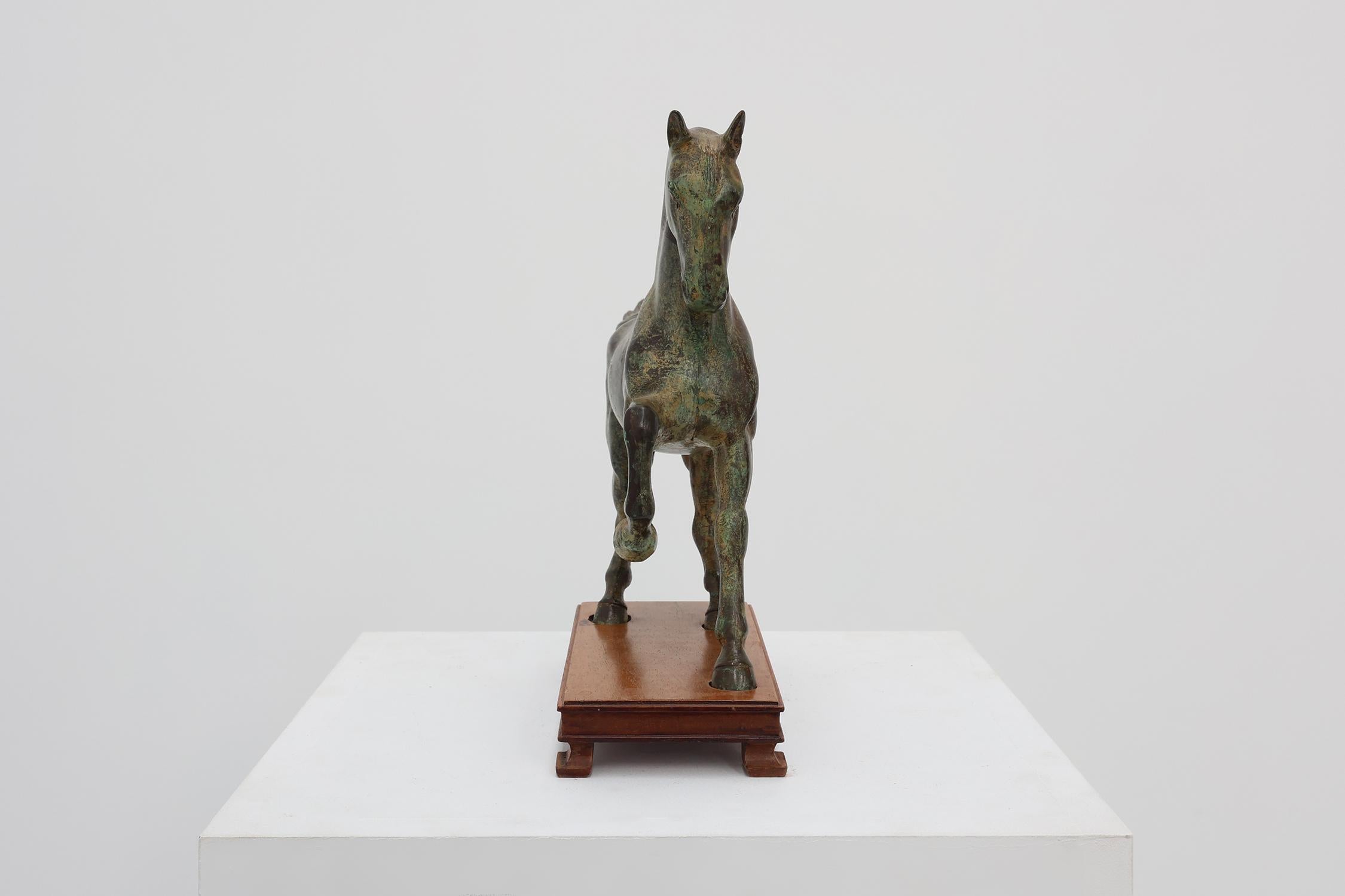 20° secolo Scultura di cavallo in bronzo su base di legno, Francia ca. 1960 1