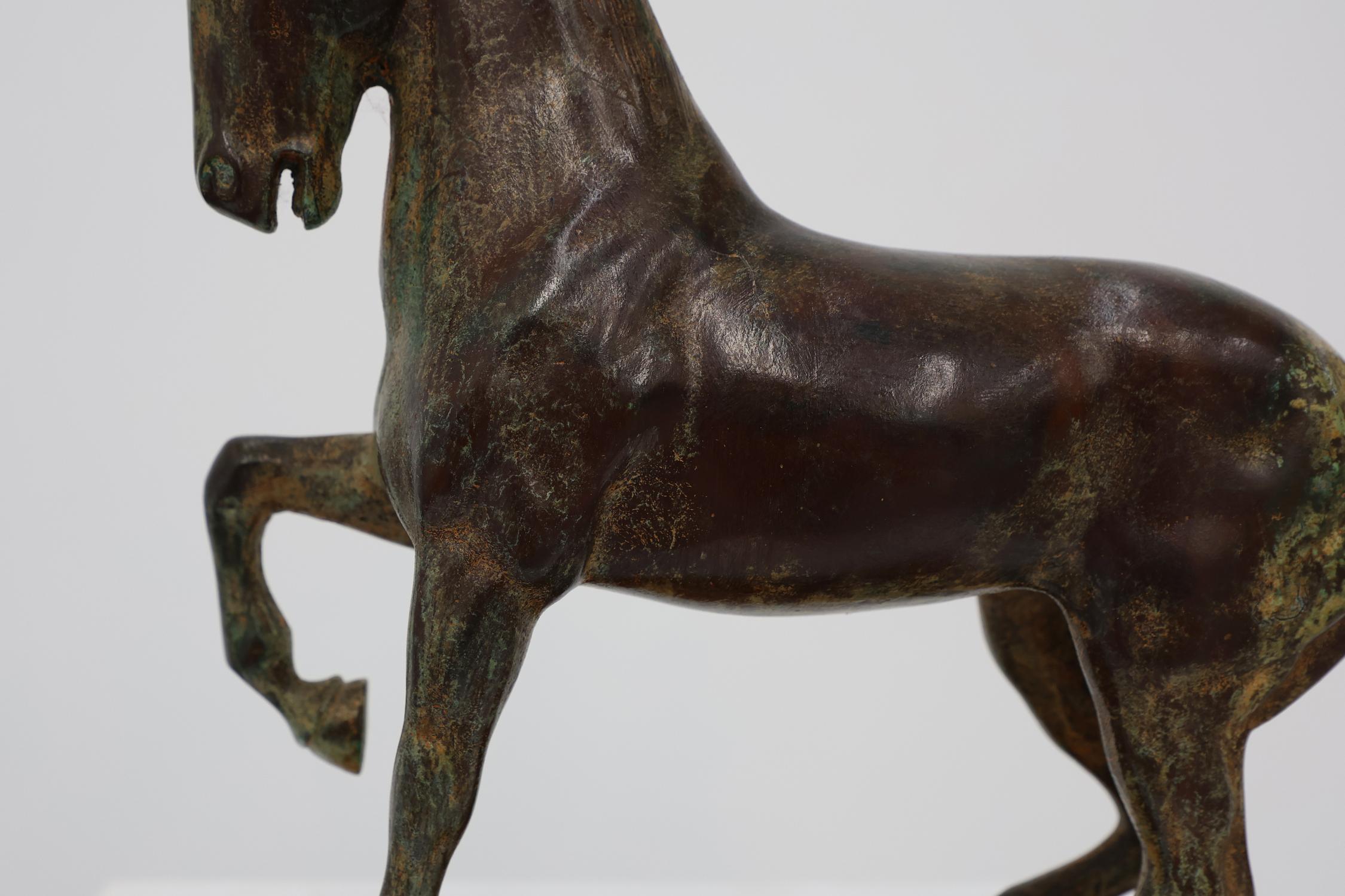 20° secolo Scultura di cavallo in bronzo su base di legno, Francia ca. 1960 2