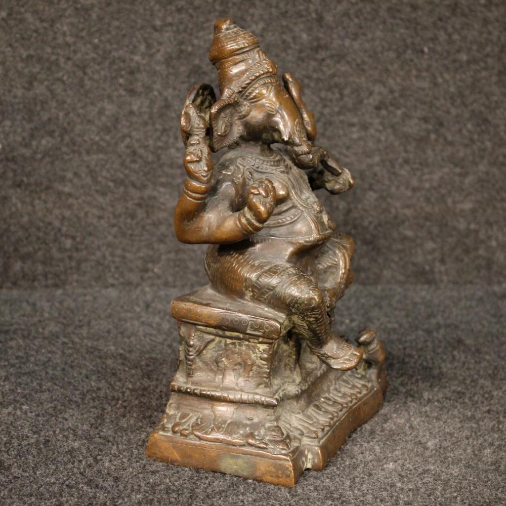 20th century Indian sculpture. Bronze object depicting an Indian deity of small size. Bronze richly finished with numerous details, in beautiful patina. Object for antique dealers and collectors with some signs of wear. Overall in good state of