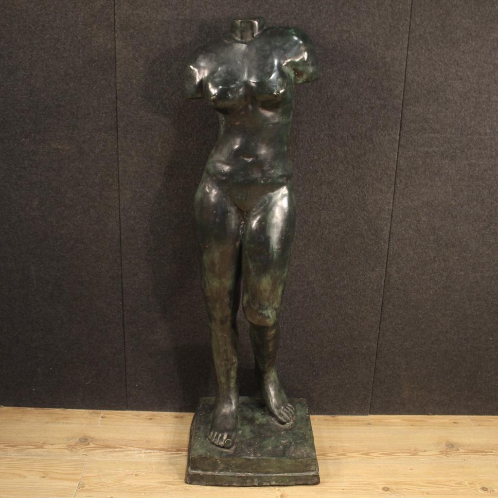 Italian sculpture from the first half of the 20th century. Patinated bronze work with metal base depicting Venus of great size and impact. Object for antique dealers, interior decorators and collectors ideal for inclusion in an important living room