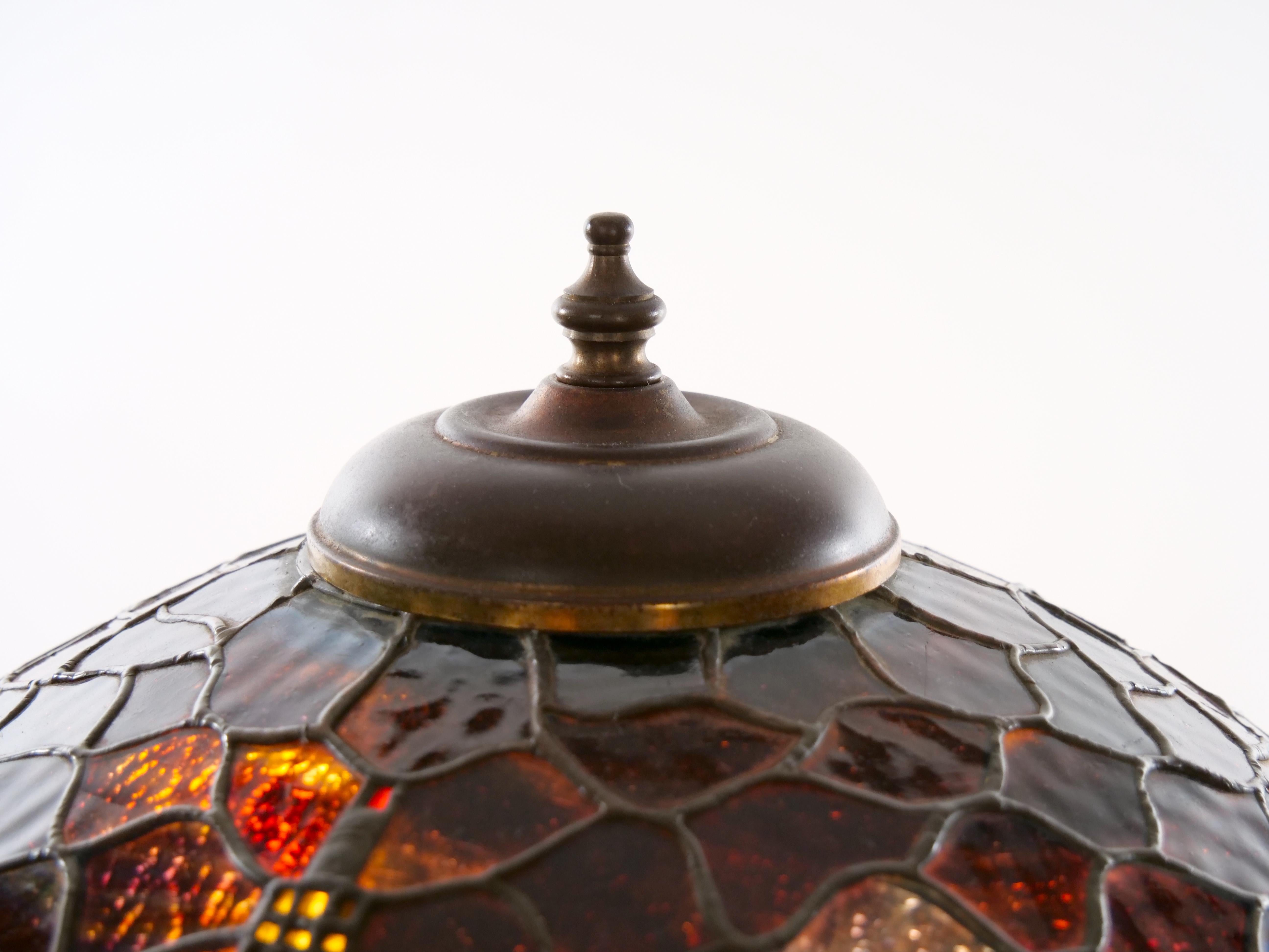 Lampe de table en bronze et verre plombé du 20e siècle en vente 3