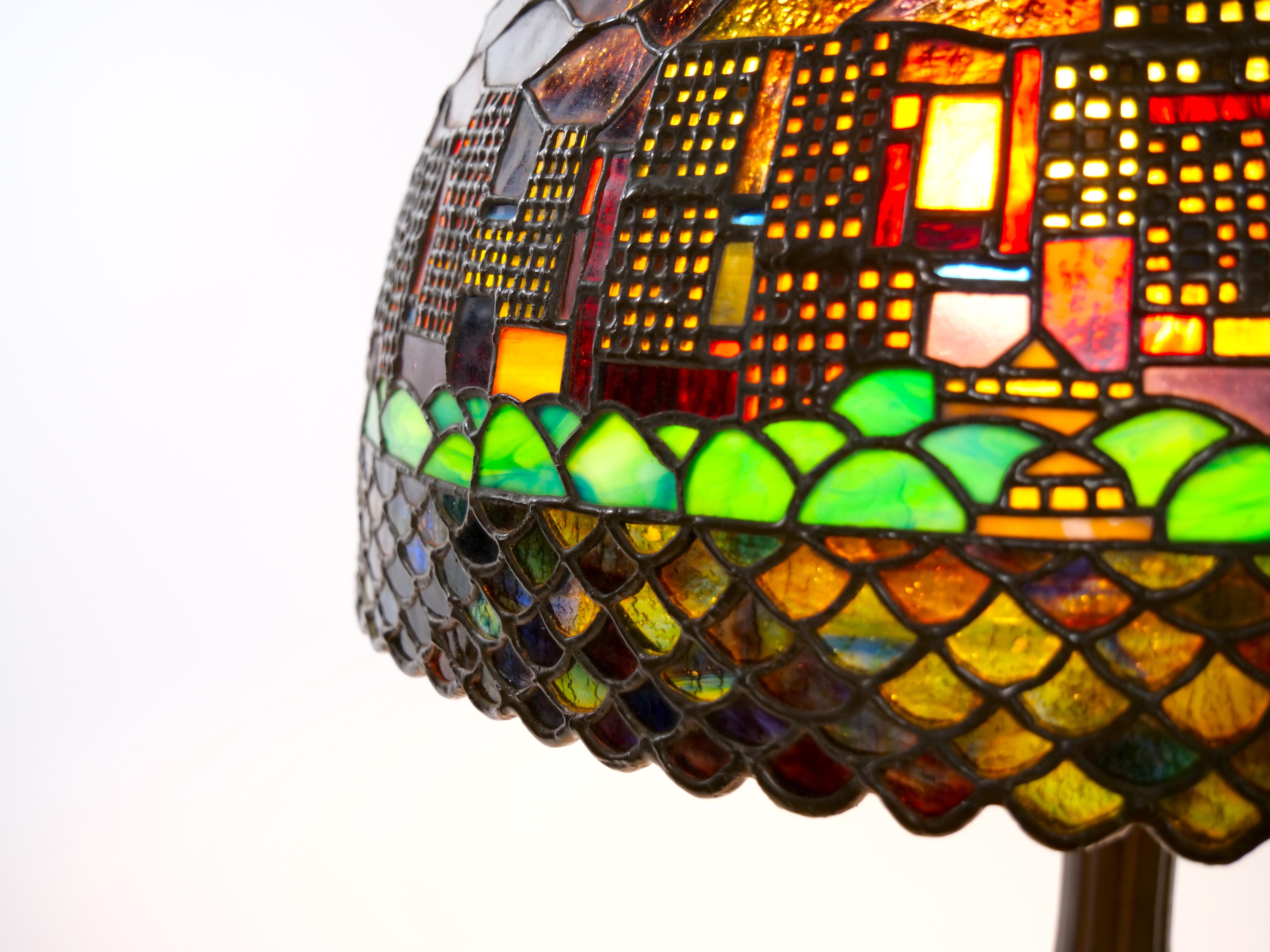 Lampe de table en bronze et verre plombé du 20e siècle en vente 4
