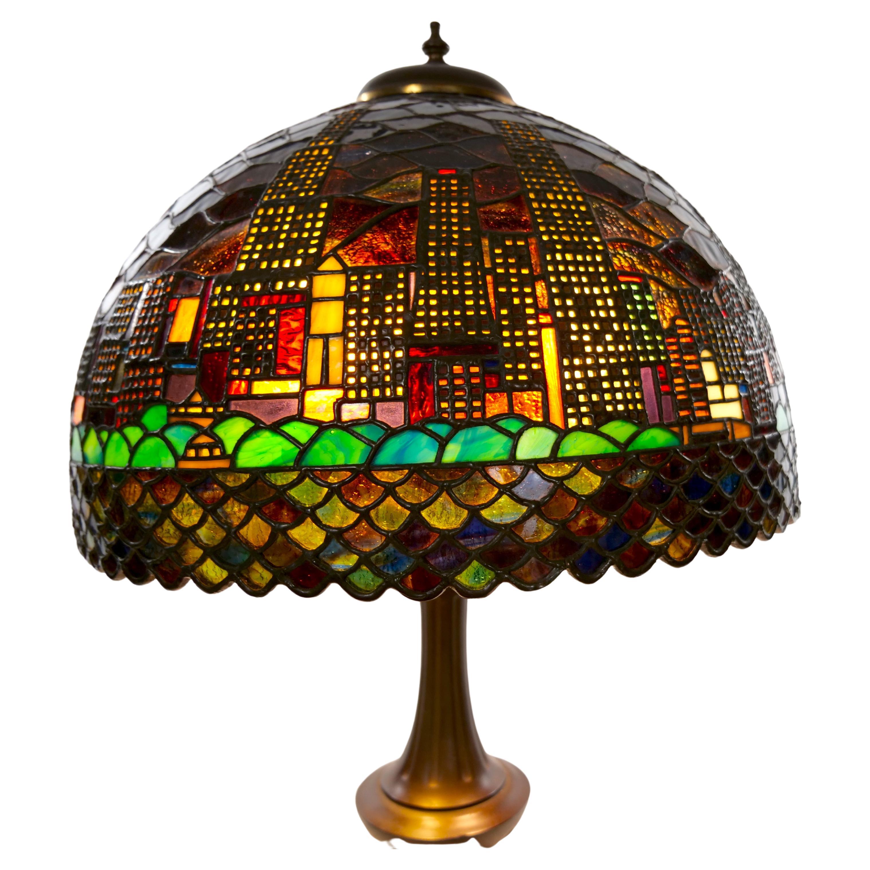 Américain Lampe de table en bronze et verre plombé du 20e siècle en vente