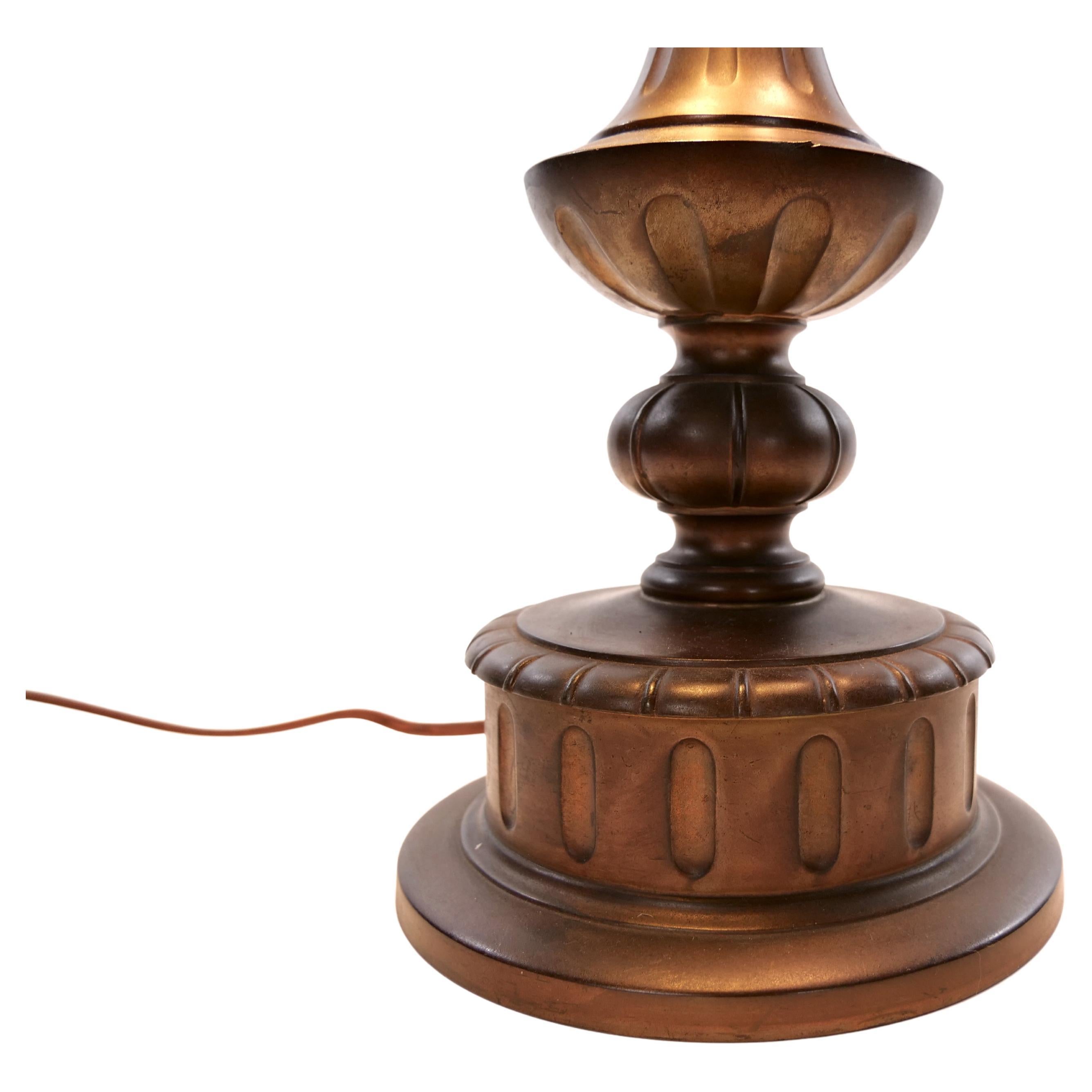 Fait main Lampe de table en bronze et verre plombé du 20e siècle en vente