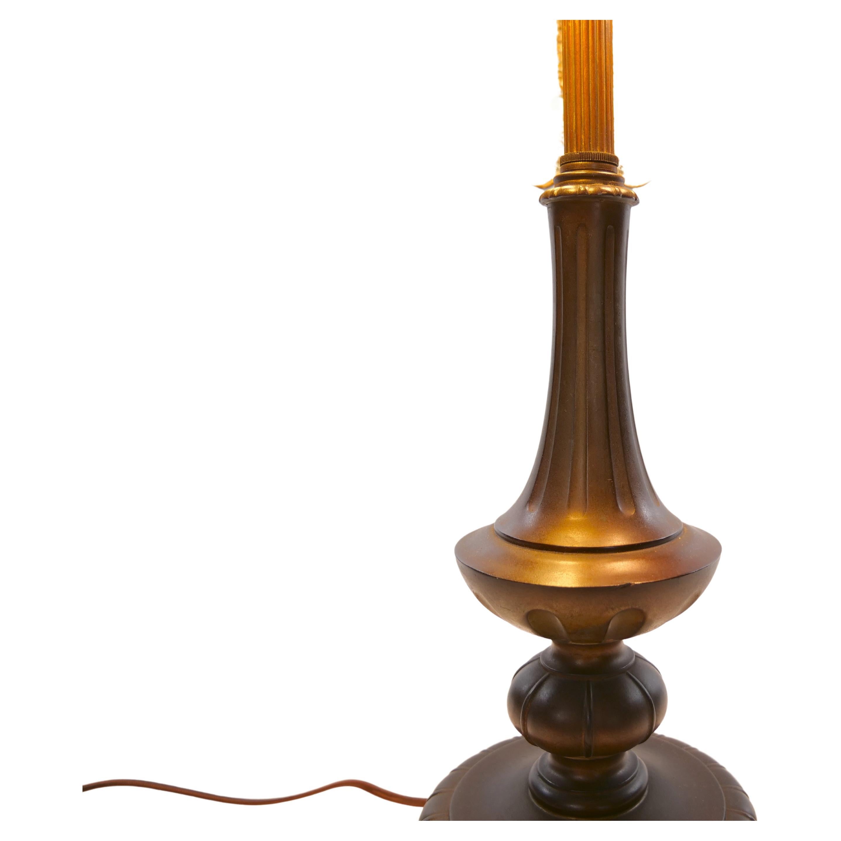 Lampe de table en bronze et verre plombé du 20e siècle Bon état - En vente à Tarry Town, NY