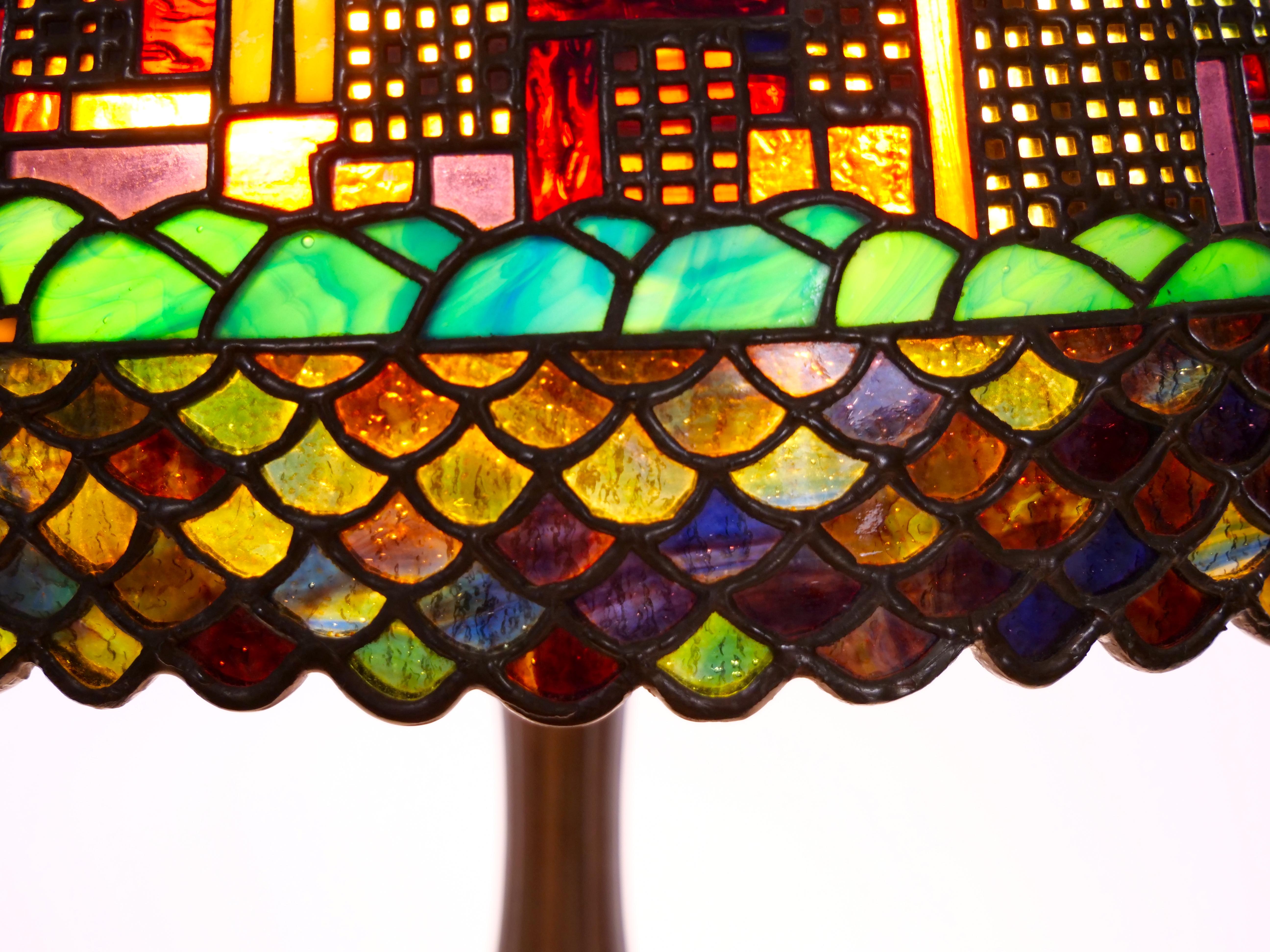 Lampe de table en bronze et verre plombé du 20e siècle en vente 1