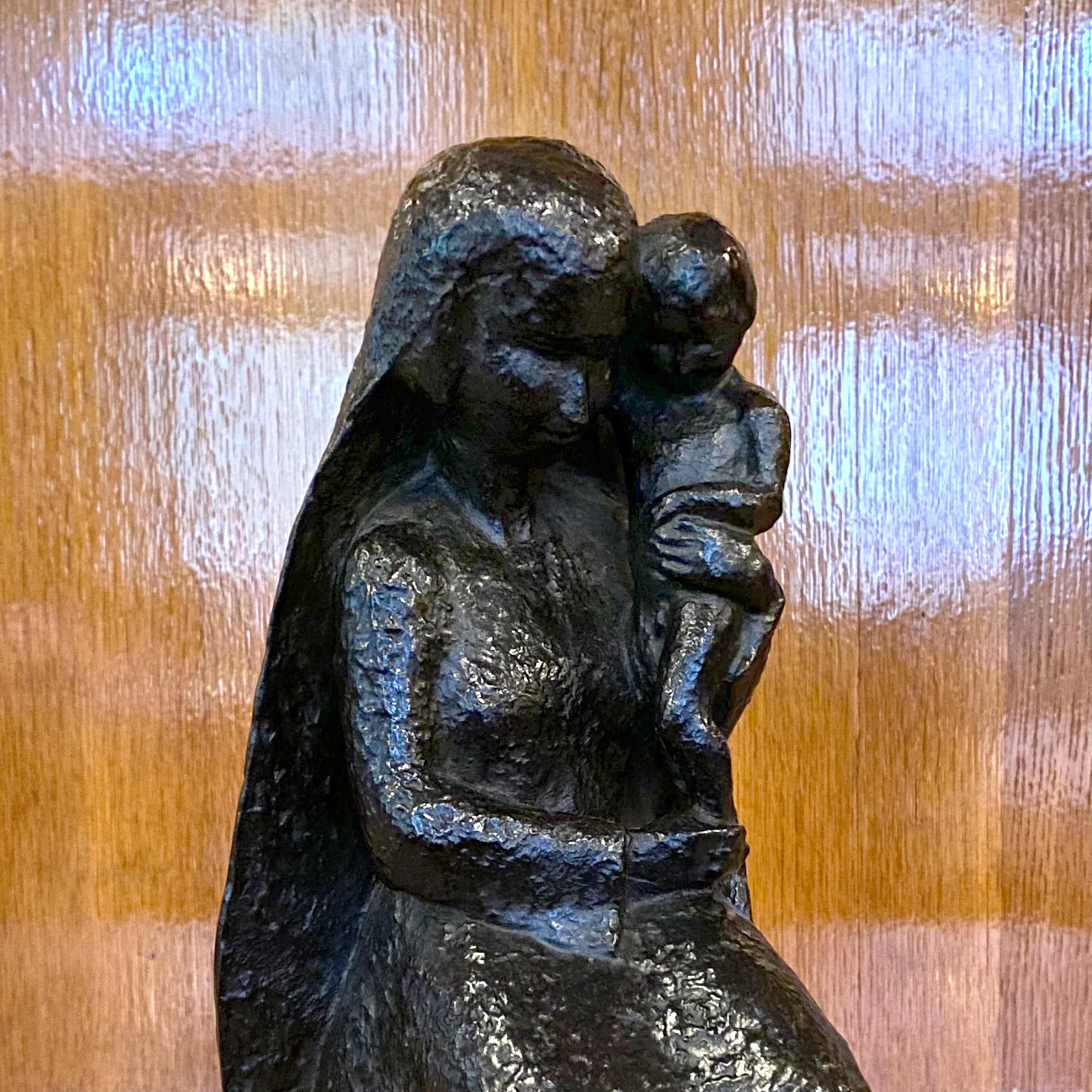 Madonna mit Kind aus Bronze des 20. Jahrhunderts (Europäisch) im Angebot