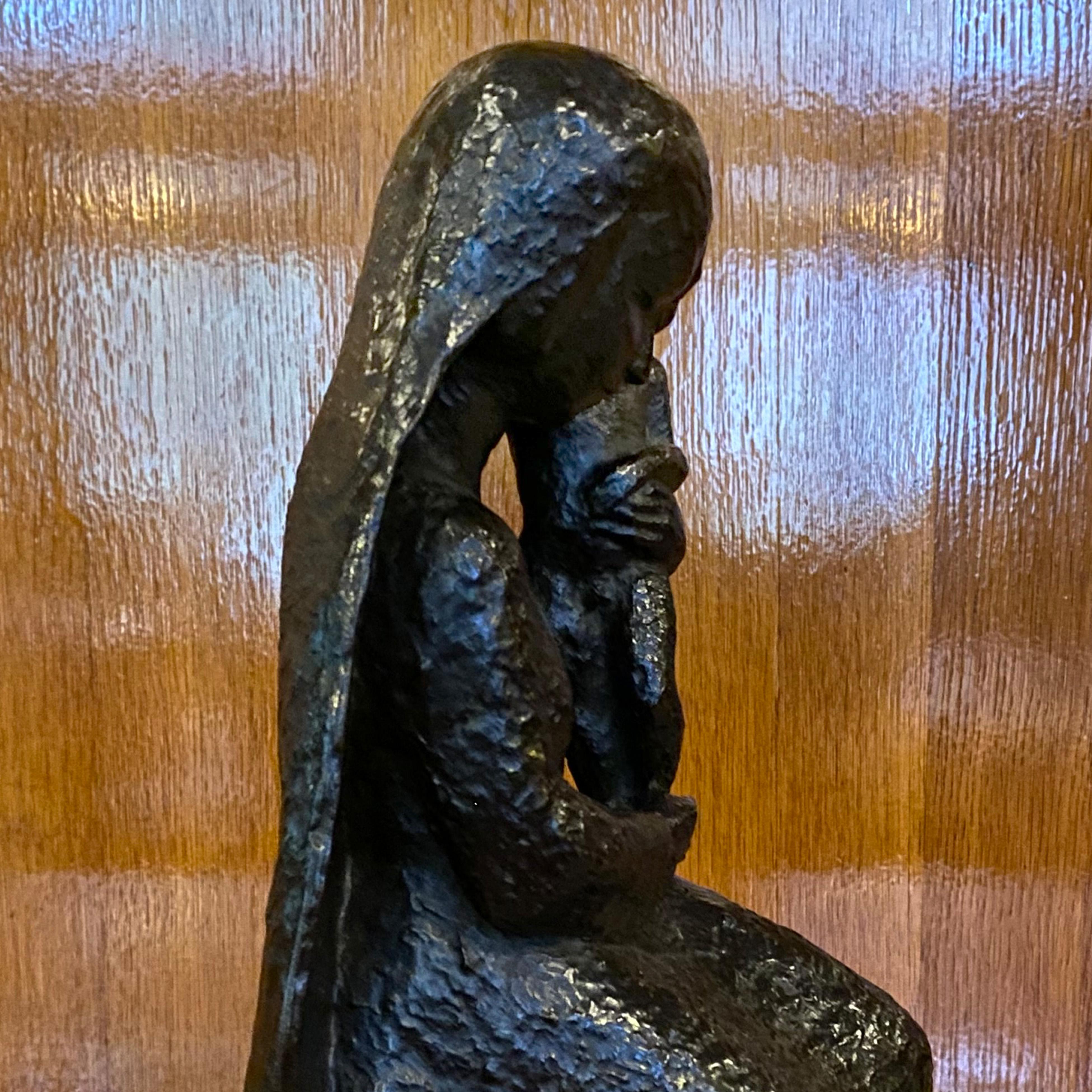 Madonna mit Kind aus Bronze des 20. Jahrhunderts im Zustand „Relativ gut“ im Angebot in Esbeek, NL