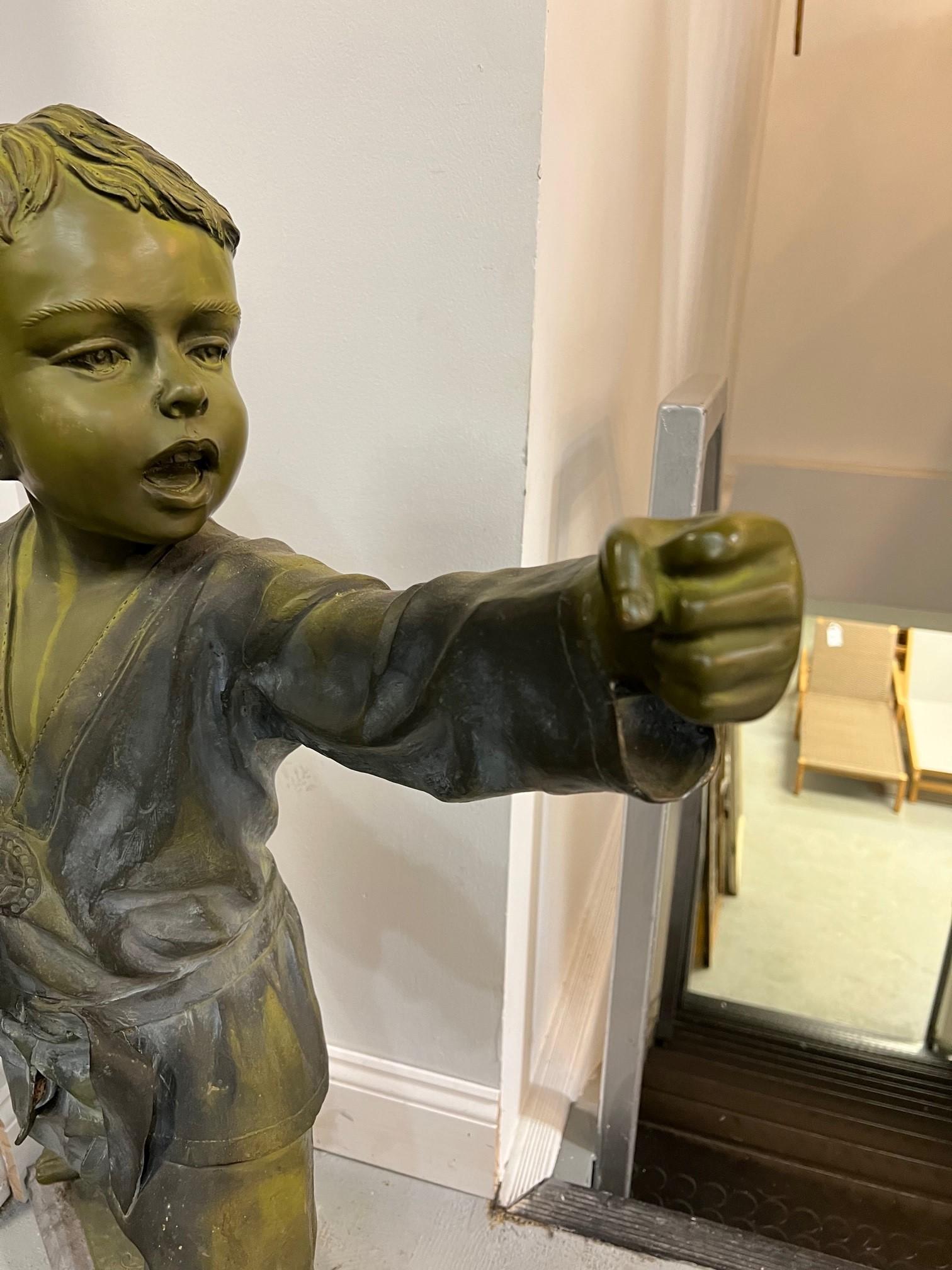 Bronze-Marmorstatue eines Martial Arts-Kinds oder eines Karat-Kinds mit Marmorsockel, 20. Jahrhundert   (Gegossen) im Angebot