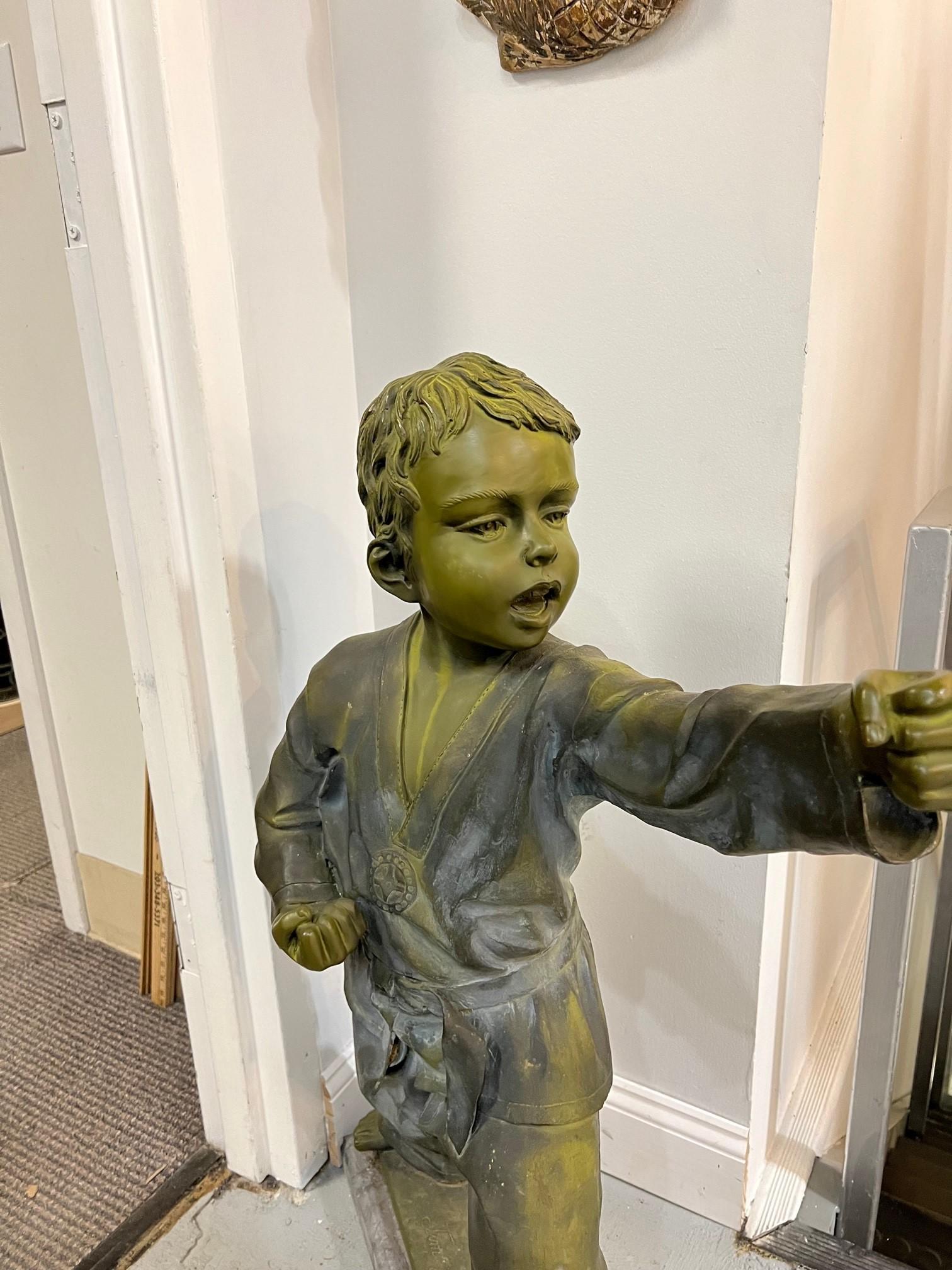 Bronze-Marmorstatue eines Martial Arts-Kinds oder eines Karat-Kinds mit Marmorsockel, 20. Jahrhundert   im Zustand „Gut“ im Angebot in Stamford, CT