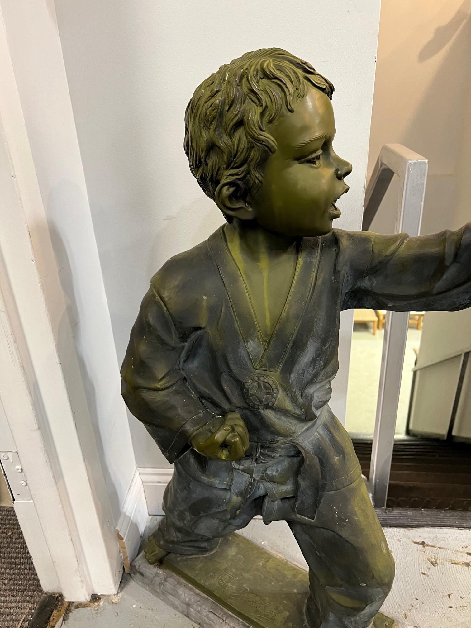 Bronze-Marmorstatue eines Martial Arts-Kinds oder eines Karat-Kinds mit Marmorsockel, 20. Jahrhundert   im Angebot 1