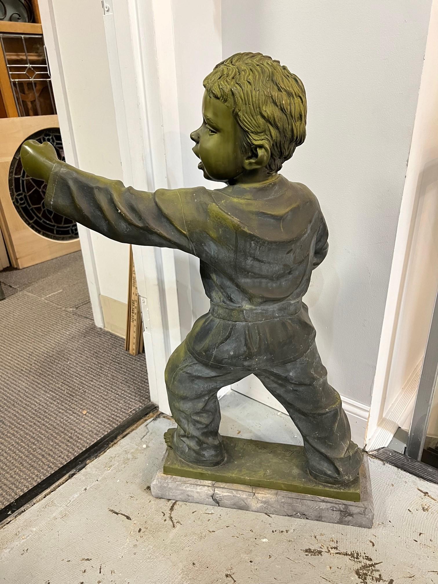 Bronze-Marmorstatue eines Martial Arts-Kinds oder eines Karat-Kinds mit Marmorsockel, 20. Jahrhundert   im Angebot 3
