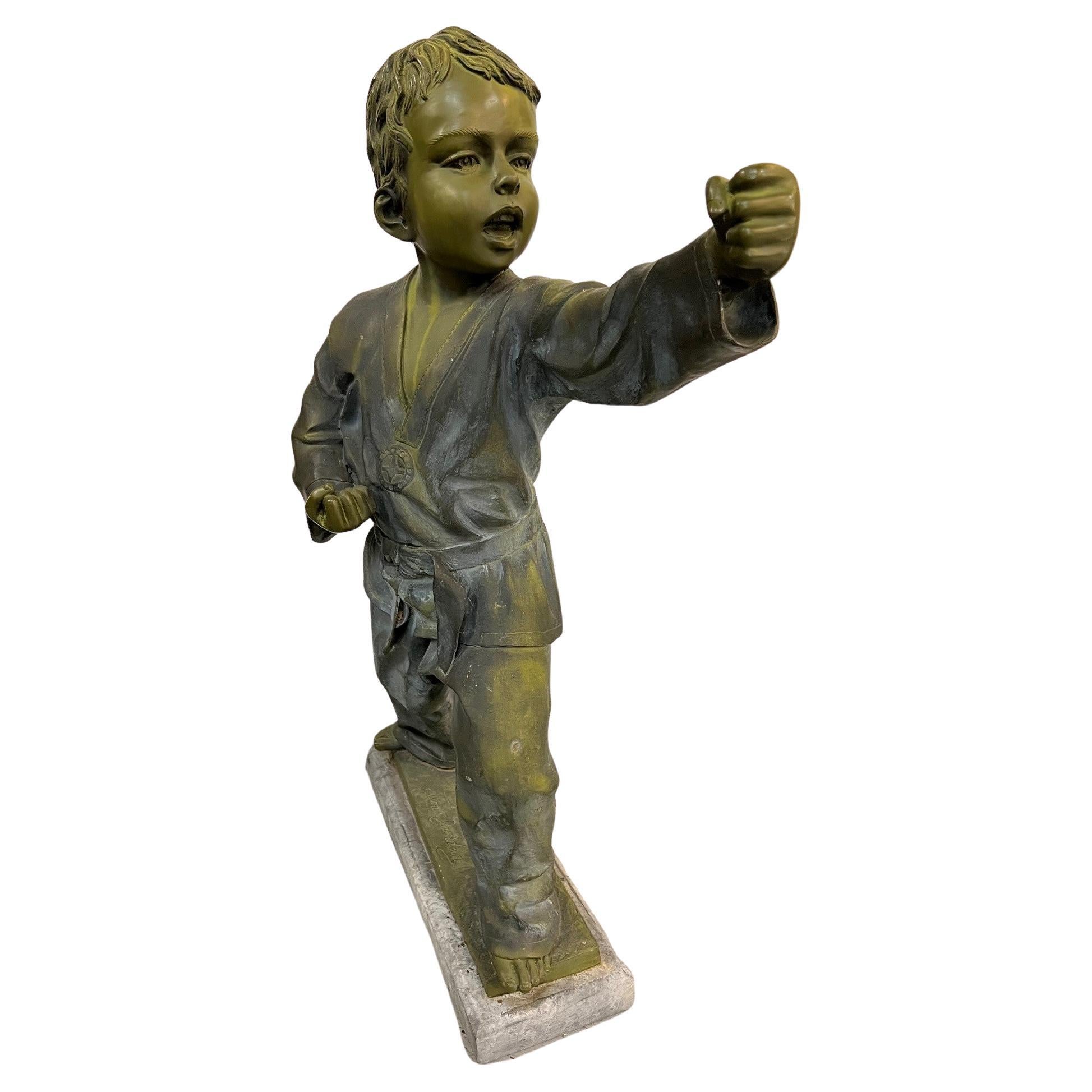 Bronze-Marmorstatue eines Martial Arts-Kinds oder eines Karat-Kinds mit Marmorsockel, 20. Jahrhundert   im Angebot