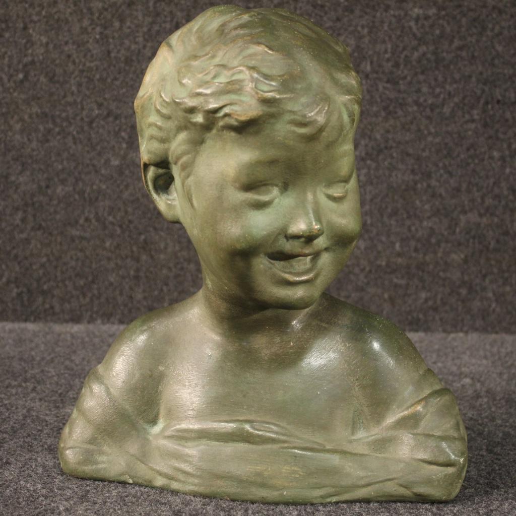 Italian terracotta sculpture from the first half of the 20th century. Finely chiseled work in bronze painted terracotta depicting the bust of a child. Beautifully sized and pleasantly decorated object, without stamps or signatures. Work for antique