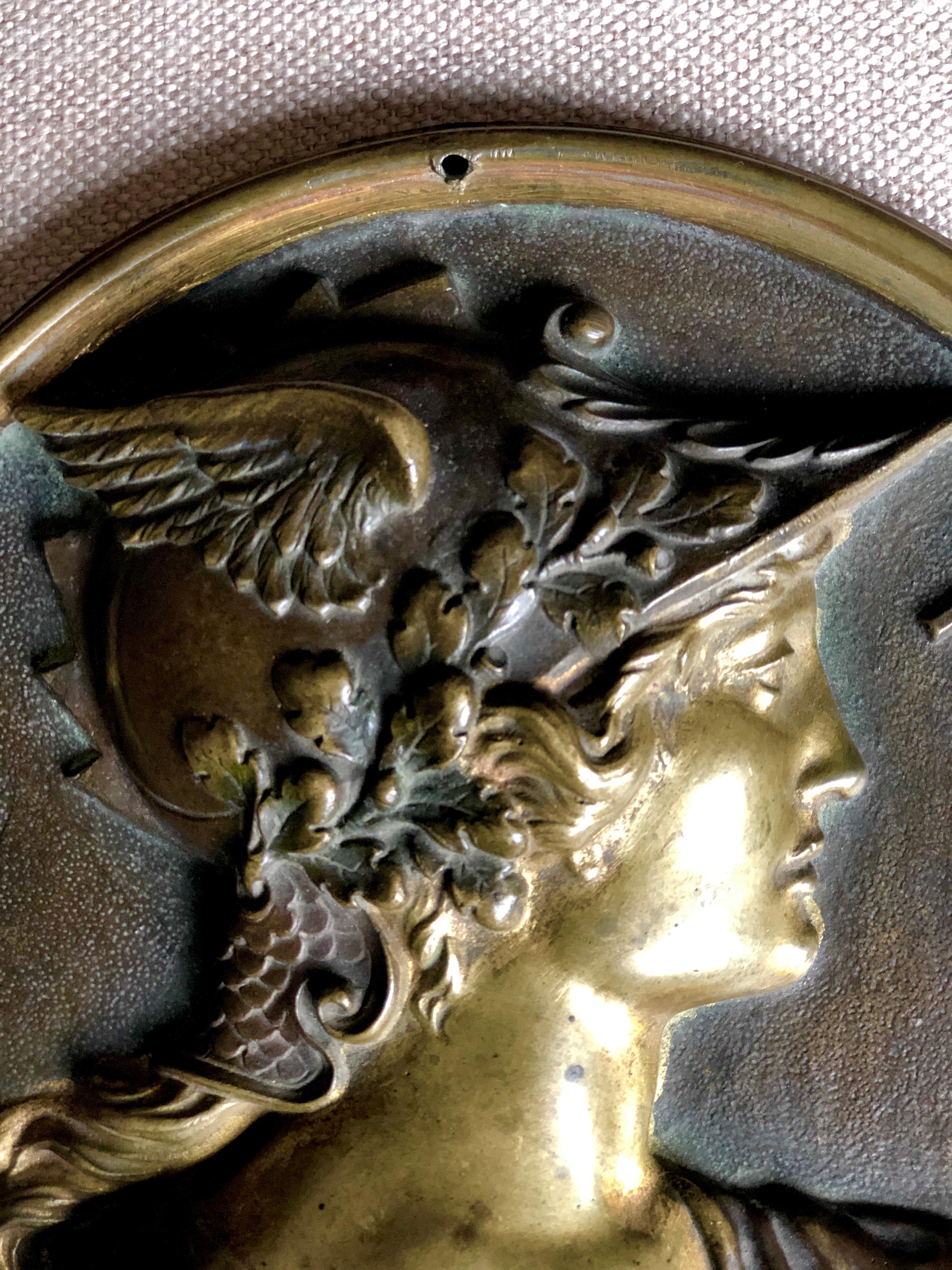 Medallion in bronze Patrie.
The relief portrait has beautiful slightly brown patina.
France, circa 1905