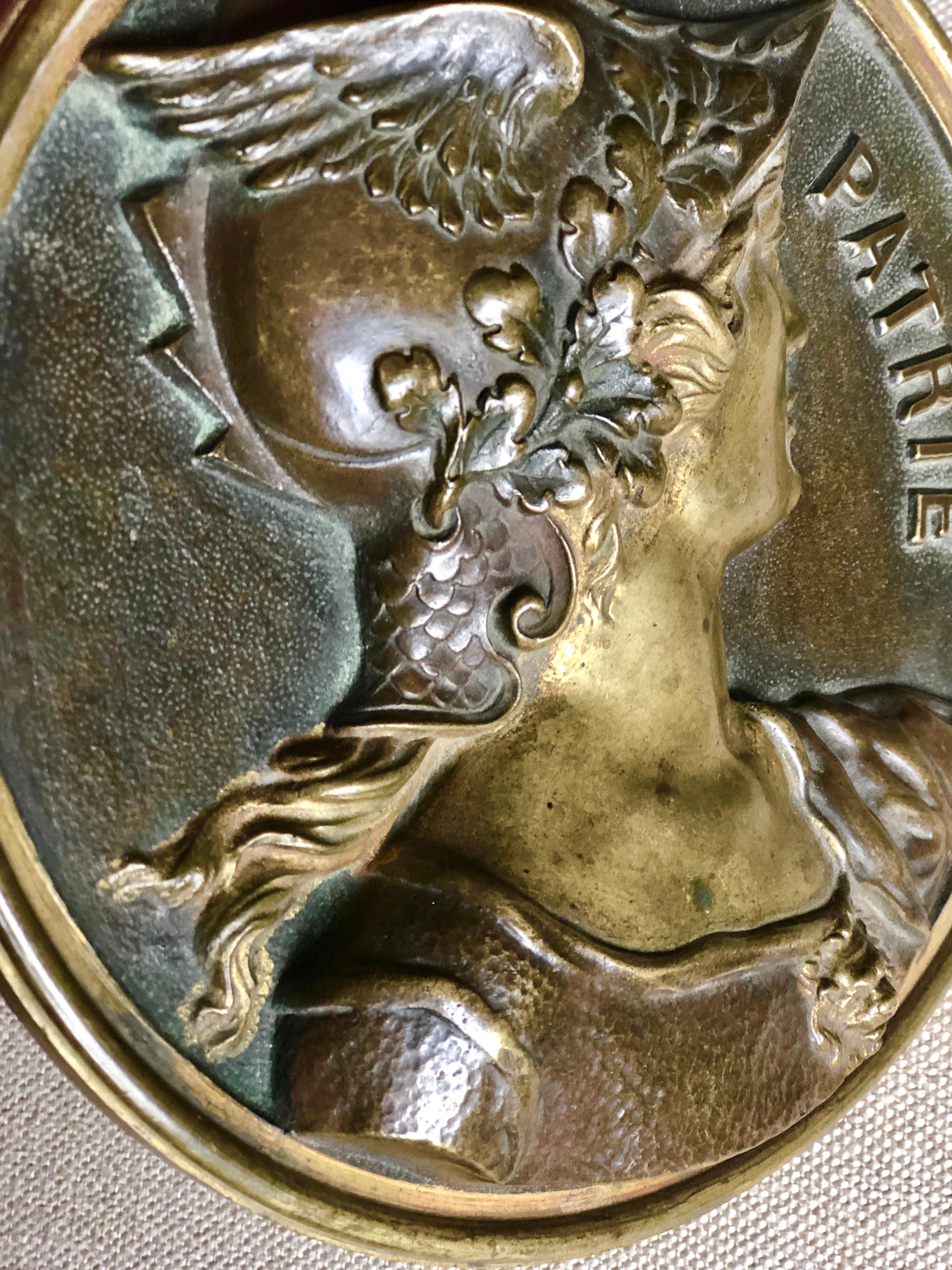 Patine Plakette-Porträt Patrie aus Bronze des 20. Jahrhunderts (Französisch) im Angebot