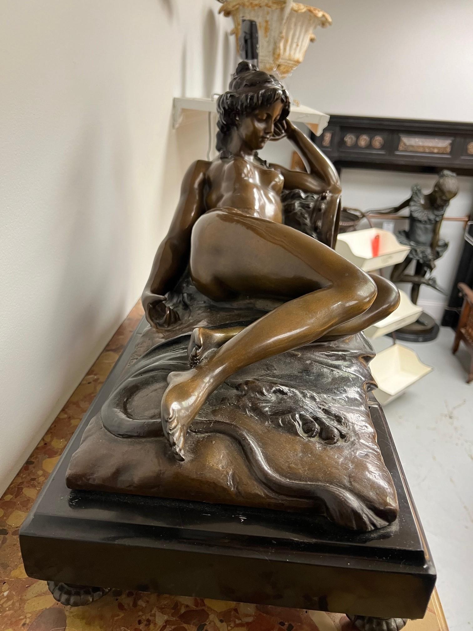 Baccante nudo reclinato in bronzo del XX secolo firmato SHABTAI, base in marmo in vendita 6