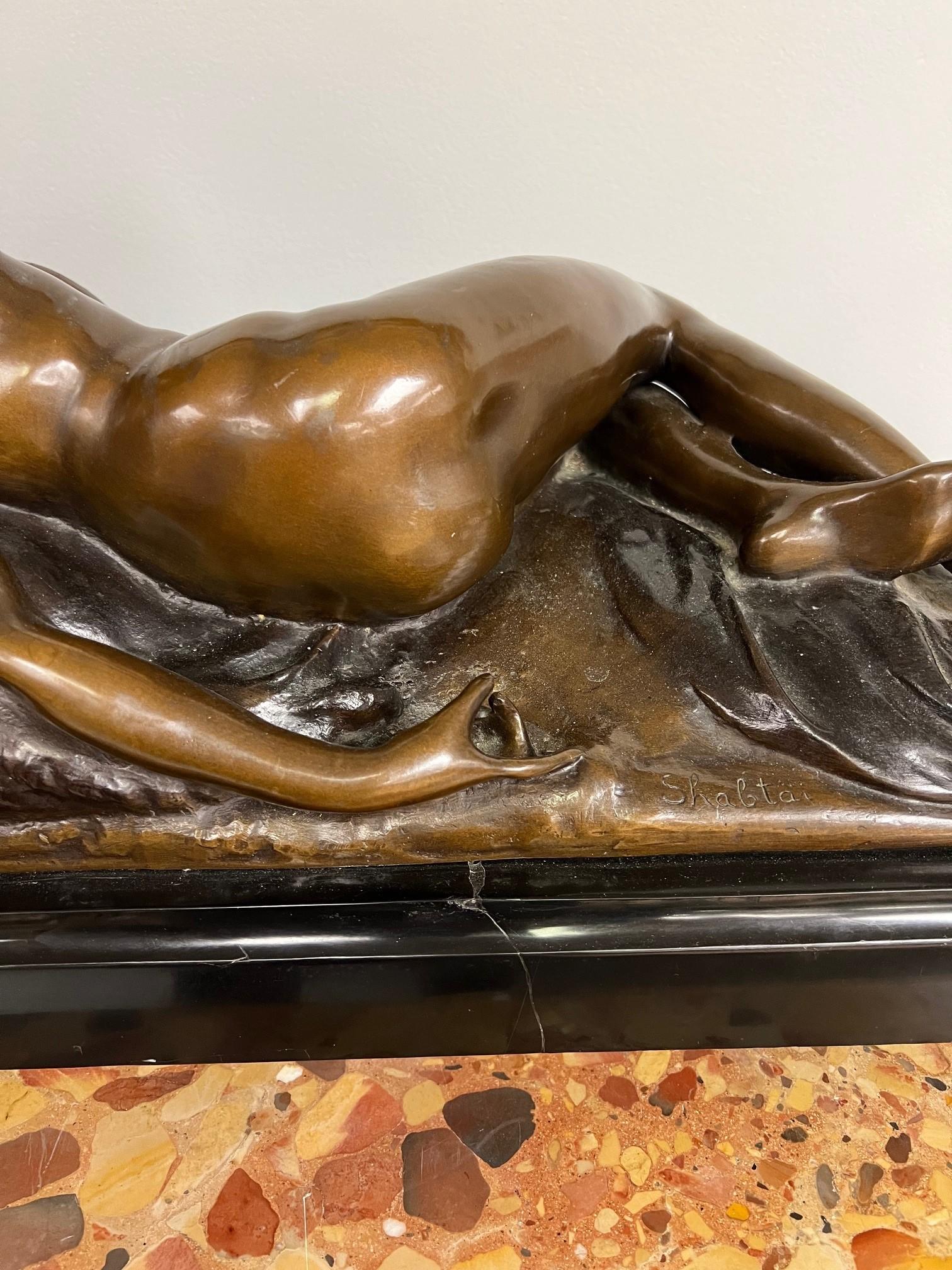 Baccante nudo reclinato in bronzo del XX secolo firmato SHABTAI, base in marmo in vendita 8