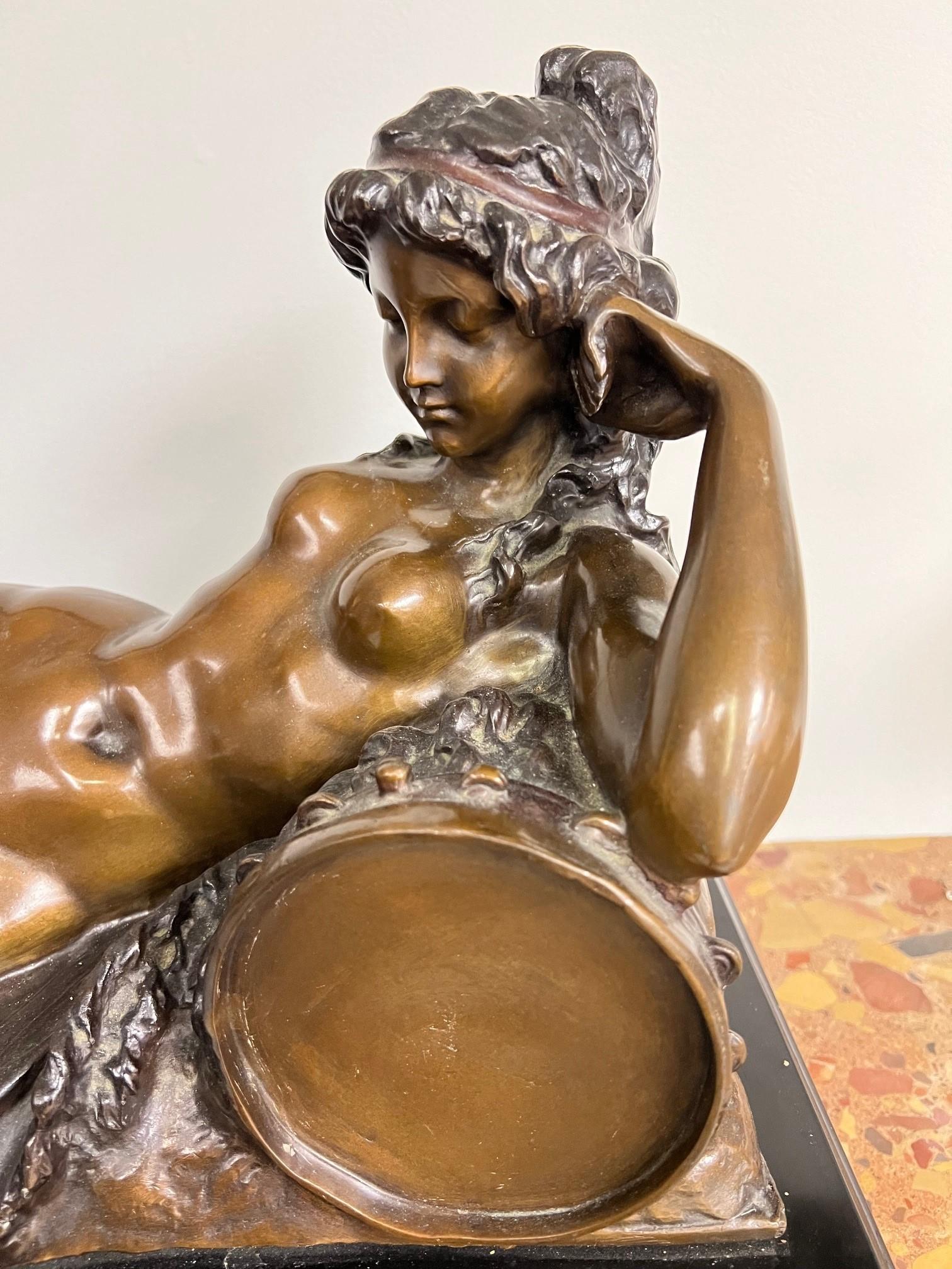 Baccante nudo reclinato in bronzo del XX secolo firmato SHABTAI, base in marmo In condizioni buone in vendita a Stamford, CT
