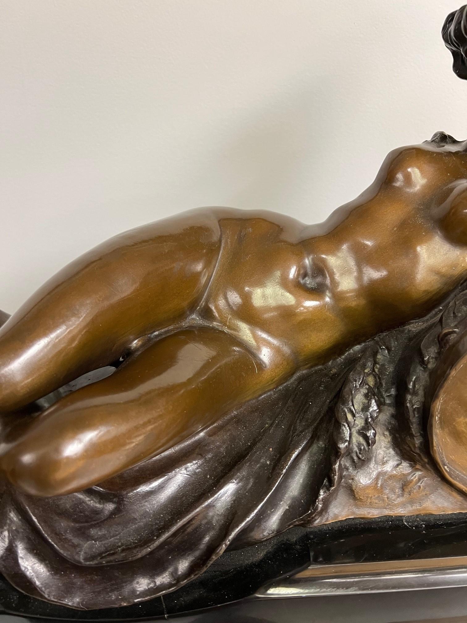 Bronzo Baccante nudo reclinato in bronzo del XX secolo firmato SHABTAI, base in marmo in vendita