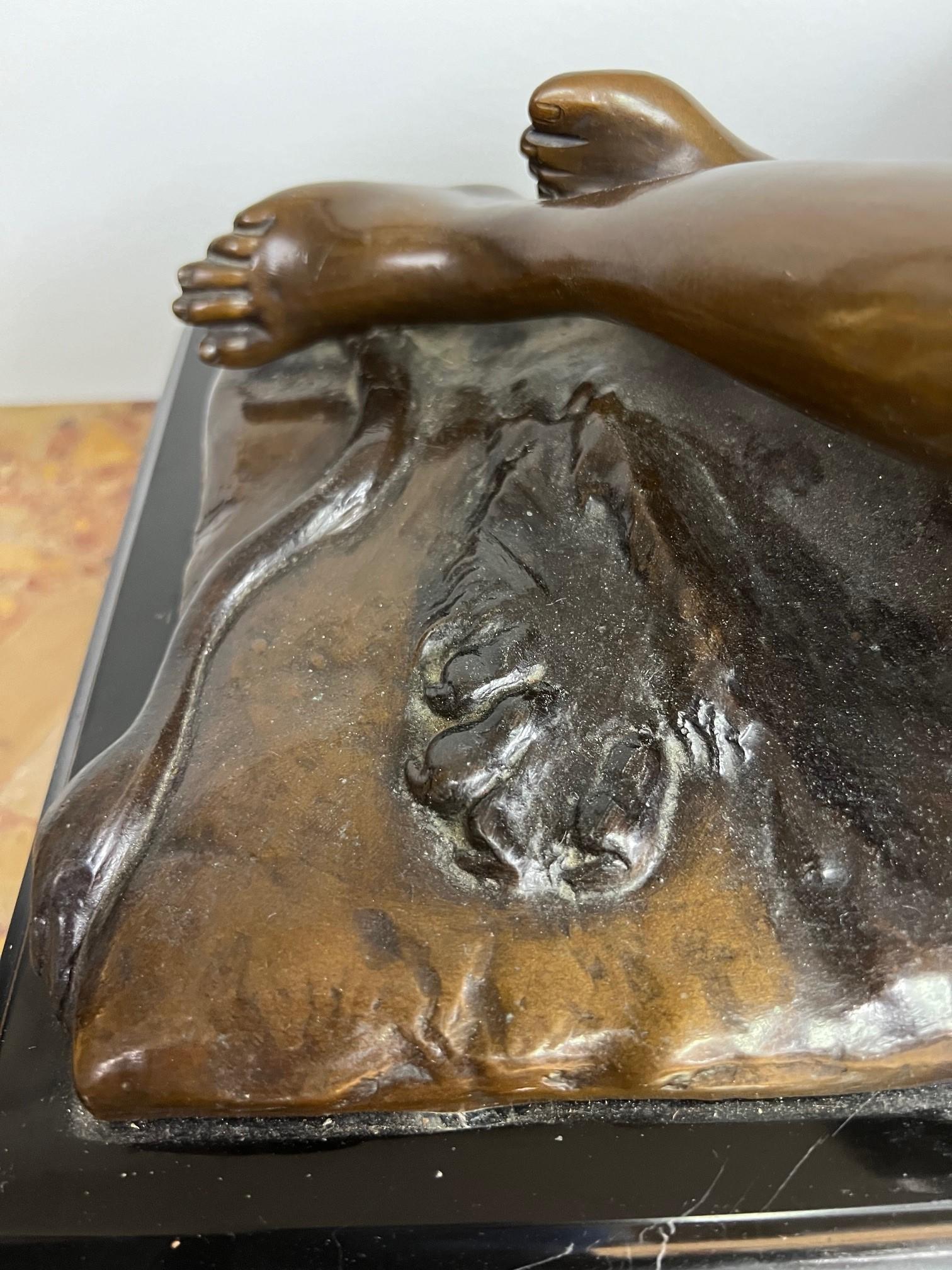 Baccante nudo reclinato in bronzo del XX secolo firmato SHABTAI, base in marmo in vendita 3