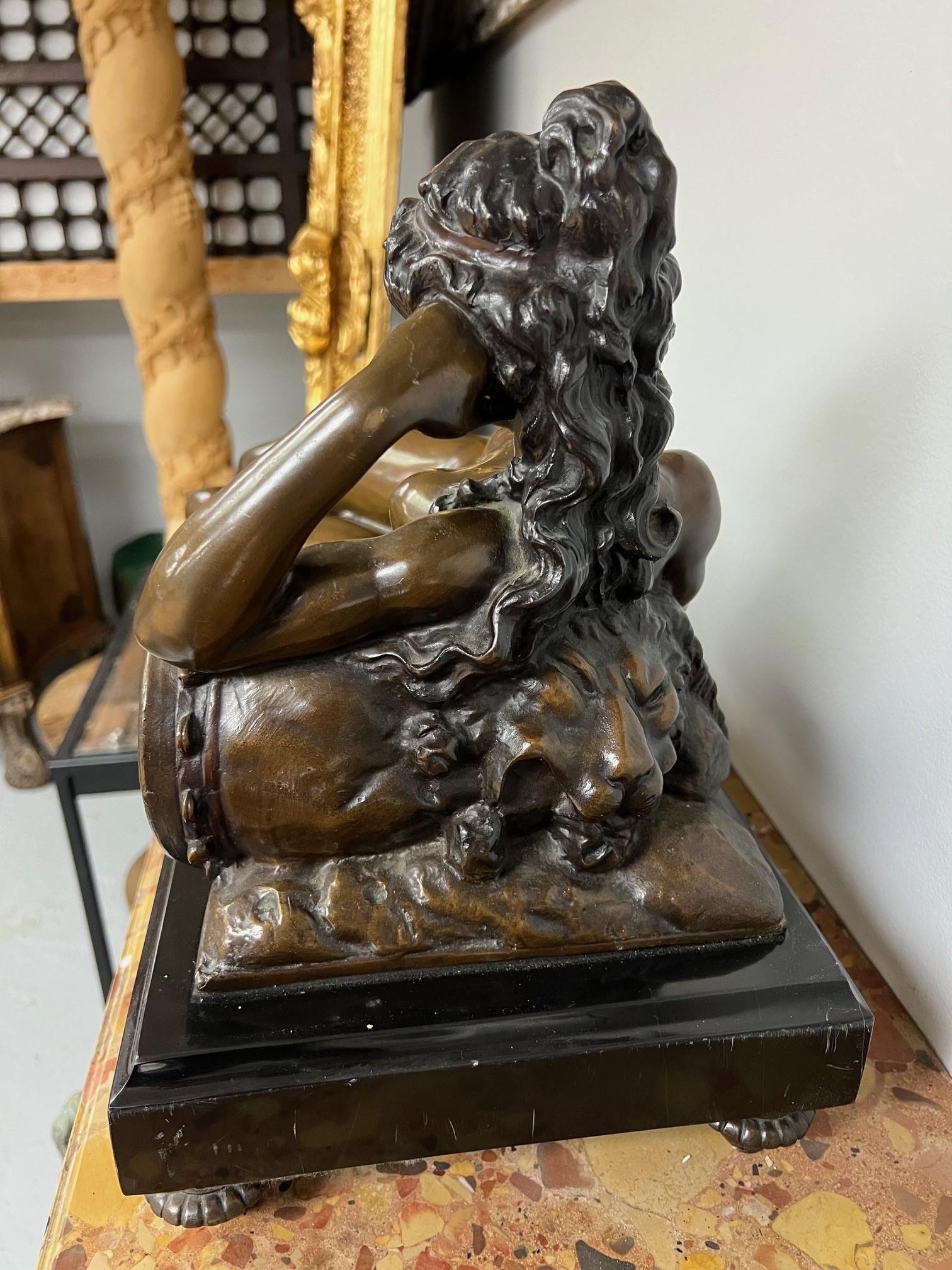 Baccante nudo reclinato in bronzo del XX secolo firmato SHABTAI, base in marmo in vendita 5
