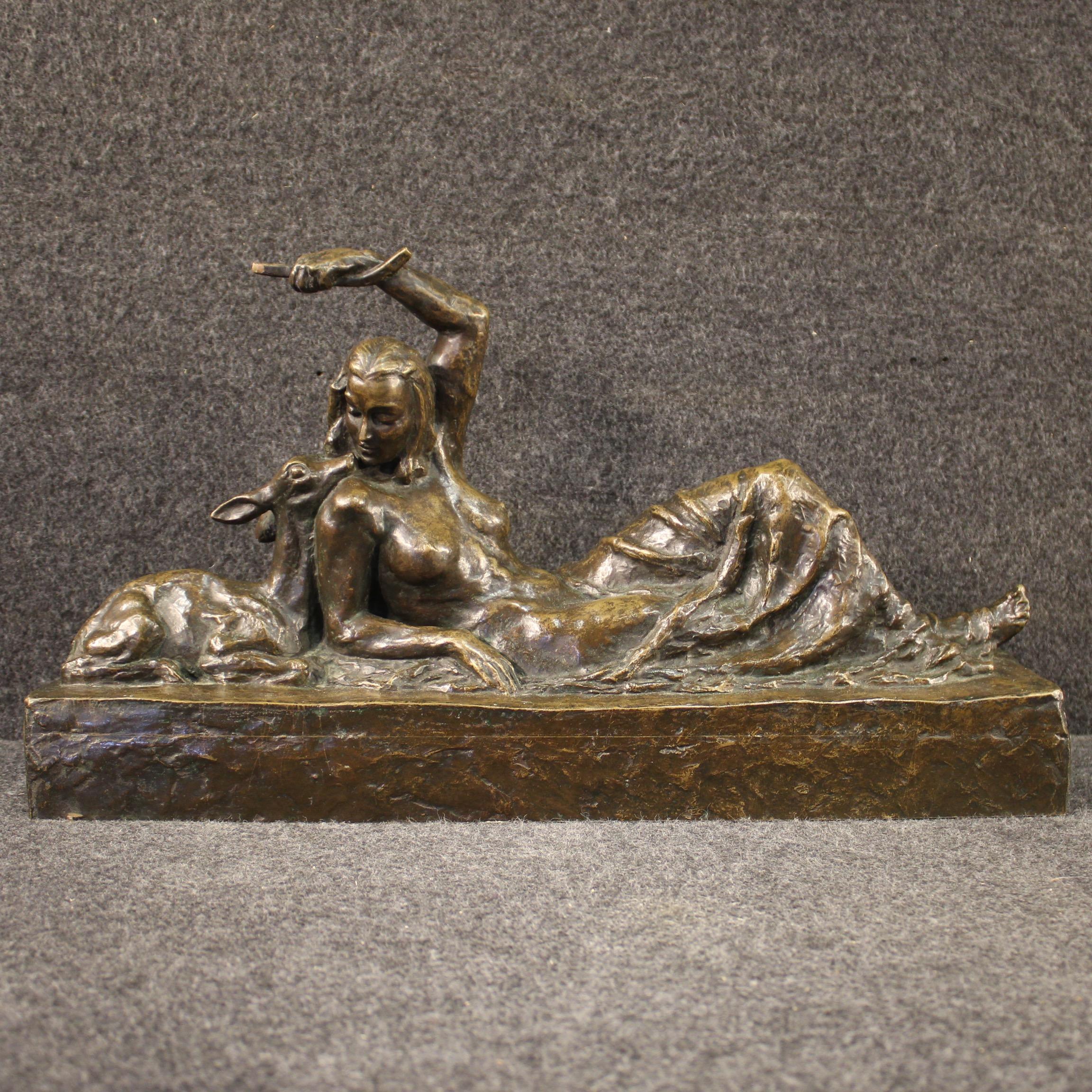 Bronze d'Europe de l'Est des années 1920 / 30. Objet en fabuleuse patine, fonte à la cire perdue, représentant une femme nue couchée avec un fauve, d'excellente qualité. Sculpture constituée d'un seul bloc, d'une base et d'une sculpture superposée,