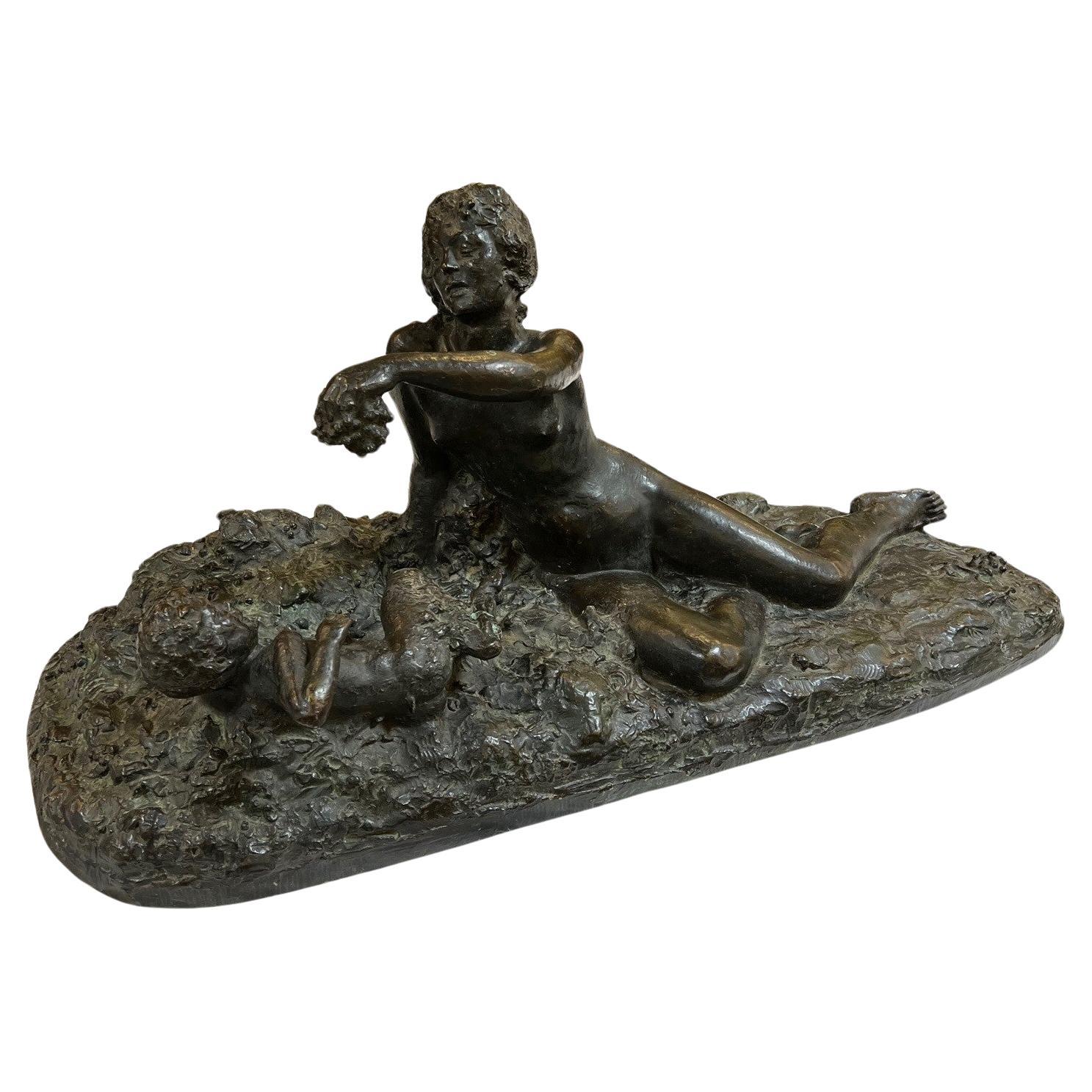 Sculpture en bronze du 20e siècle représentant une nymphes nourrissant un bébé satyre par George Conlon    